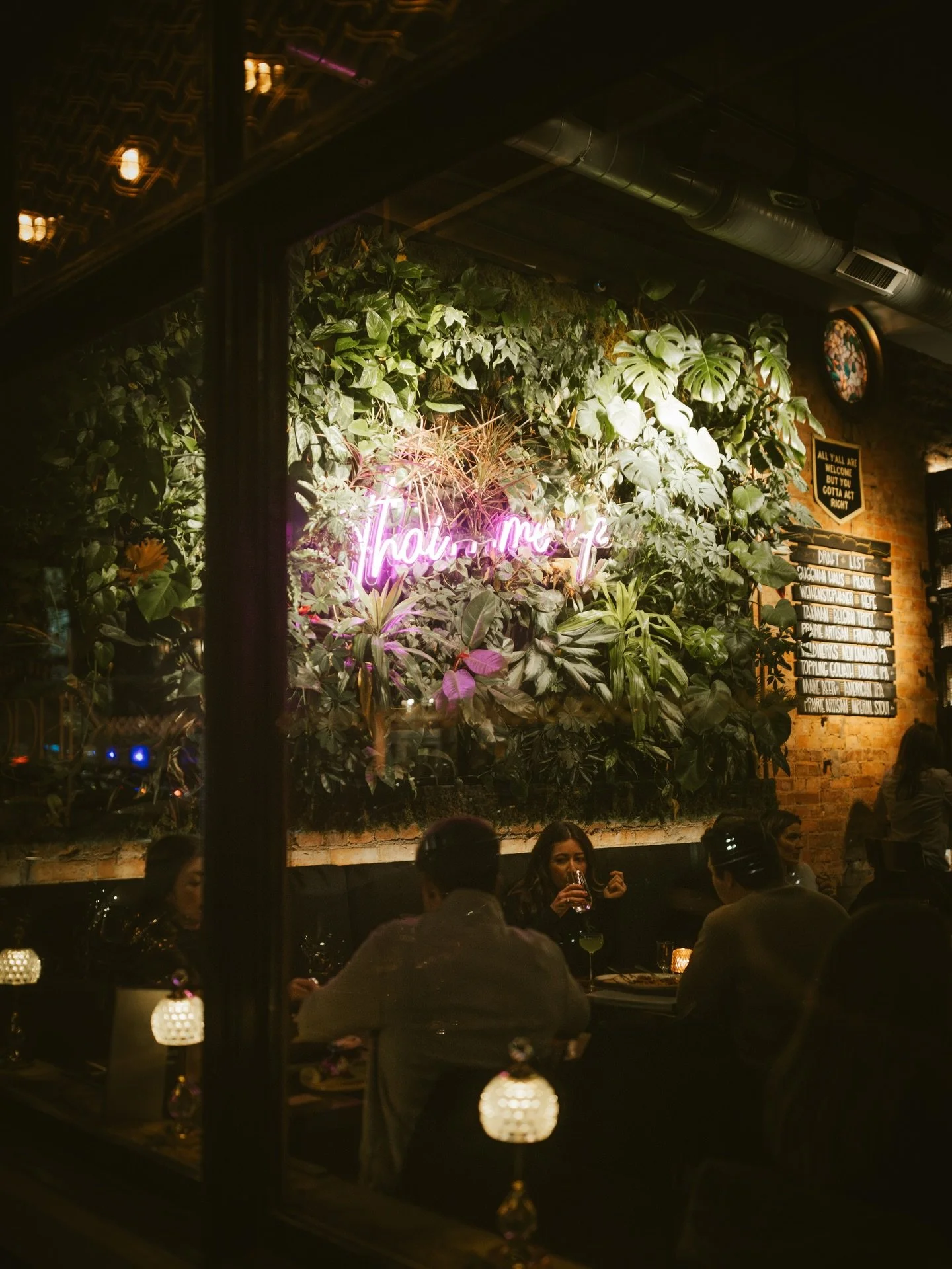 Snow outside, cocktails shaking and curries steaming inside. ❄️🍸🍜

Our living plant wall by @urbanblooms__usa keeps the space lush all year long. 🌿✨

📸 
@sarahjordan.jpg