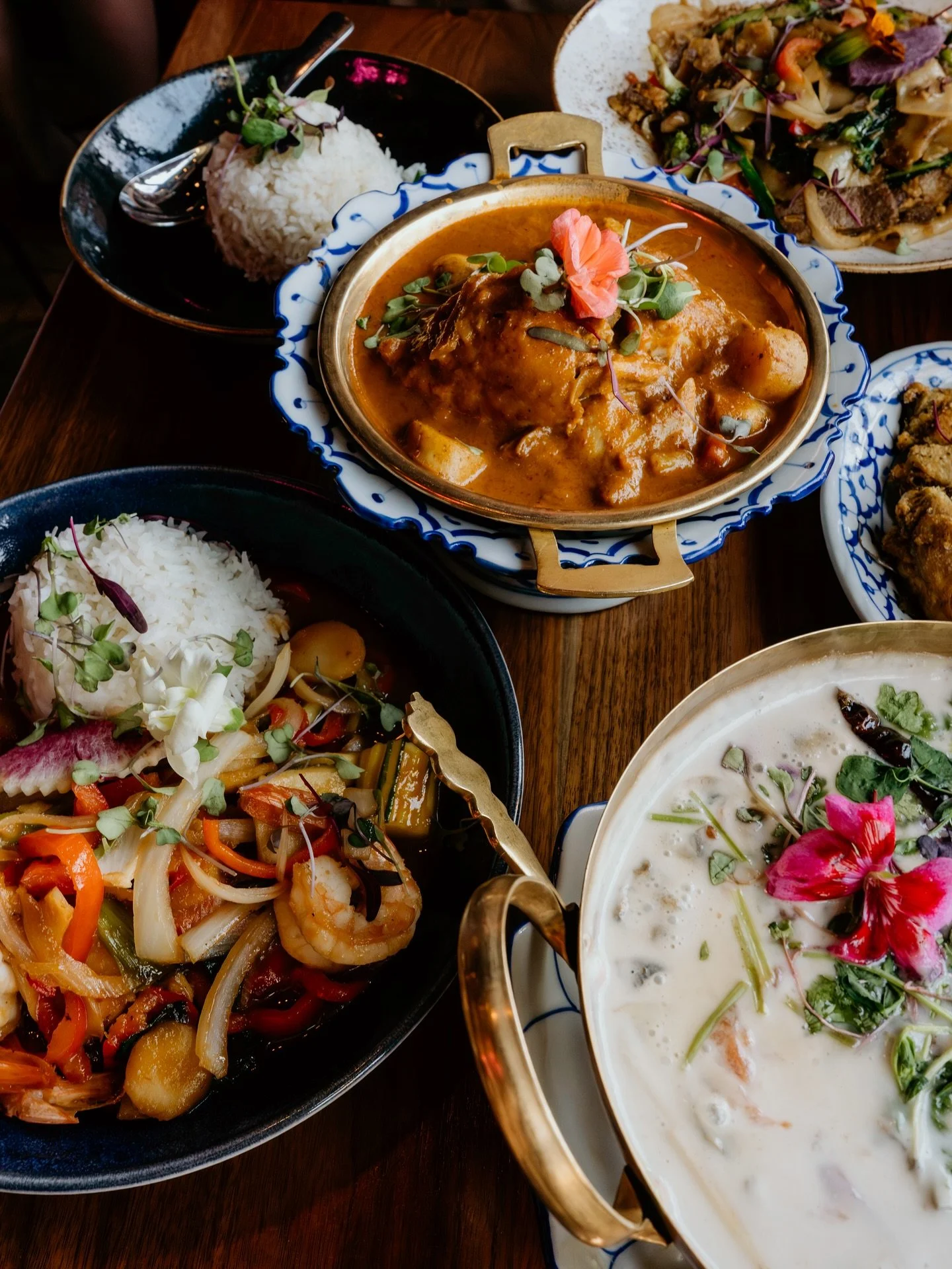 Sunday&rsquo;s serving up cozy vibes and Thai comfort to fight the chill. ❄️

Are we ready for winter? Probably not. But this&rsquo;ll help. 🍛🔥

📷 @bmarrrrrsvw