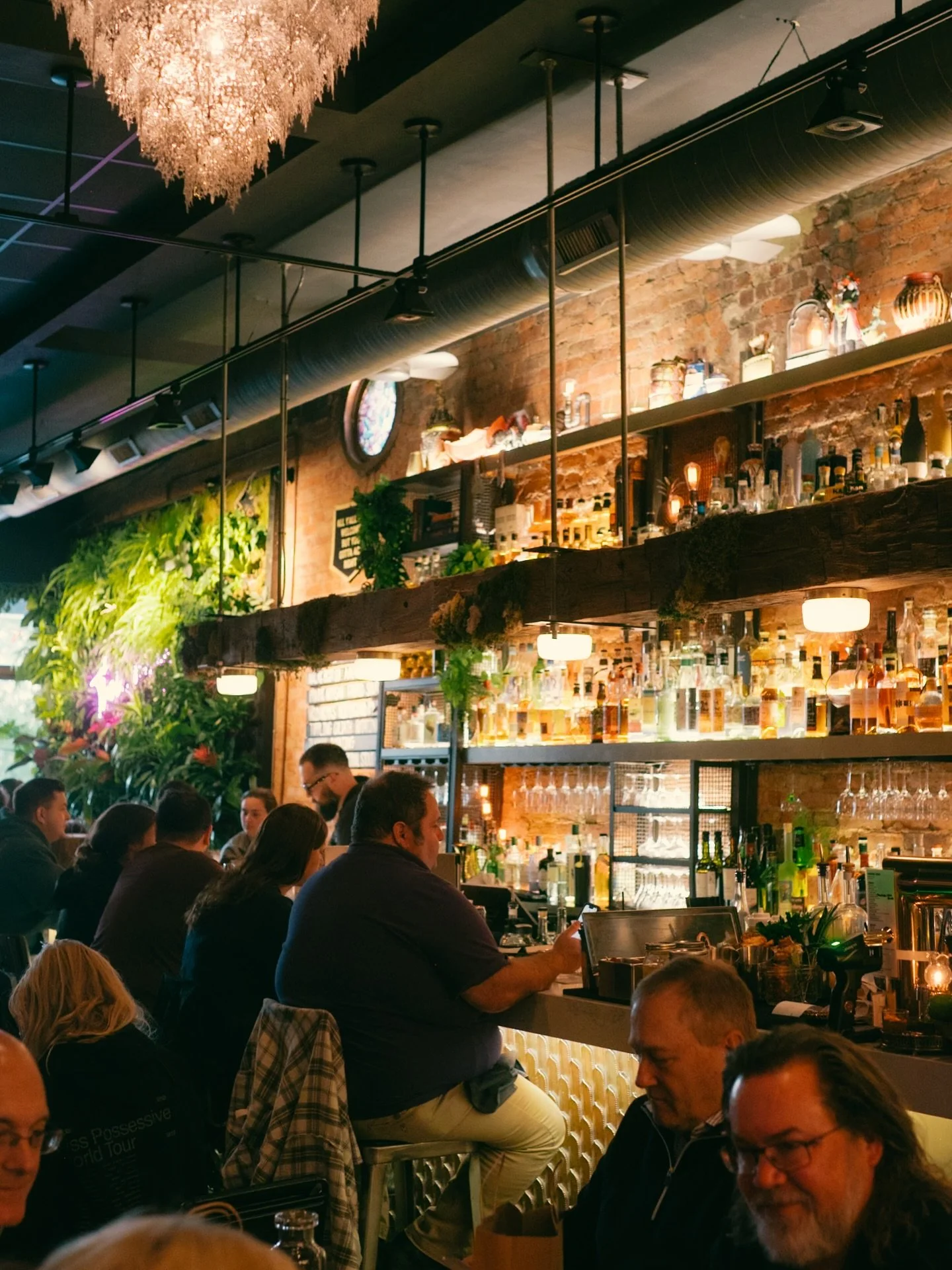 A packed room, clinking glasses, and everyone asking the same question 😅 &ldquo;Why can&rsquo;t I book yet?&rdquo;

Answer: reservations open 7 days ahead, by the hour. Not at midnight.

Looking for next Saturday at 8pm?
That reservation becomes ava