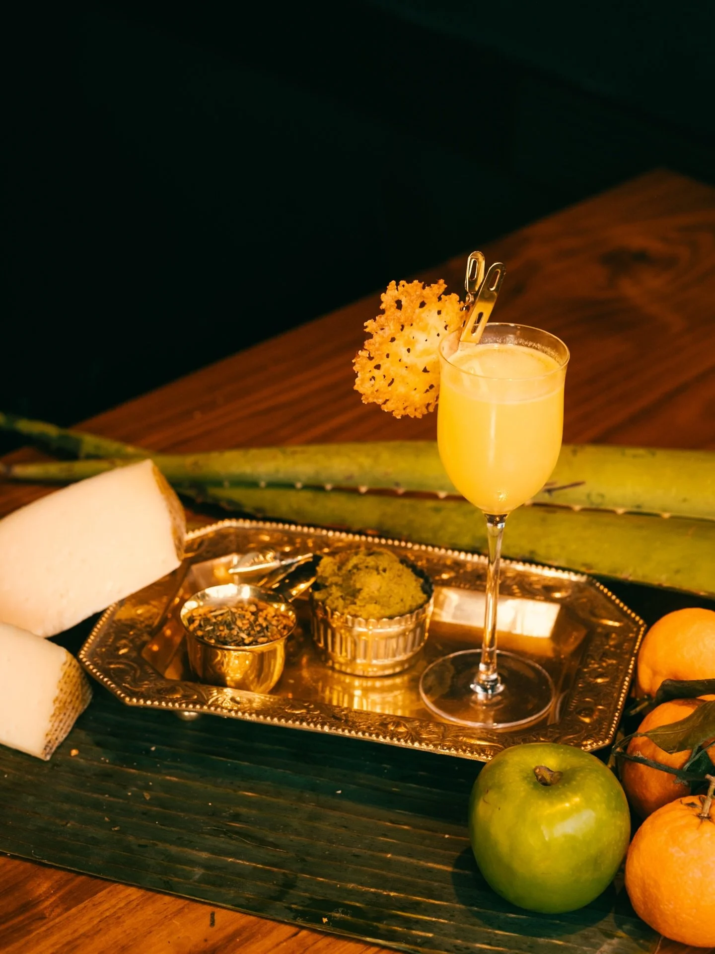 Bright. Tart. With a salty sidekick. 🍋✨

@suntory_rokugin
@mommenpop Makrut Lime Leaf Aperitif
@bodegaslustau fino sherry
@chareauspirit Aloe
Gustavo di Amalfi t 🍊
Calamansi
Granny Smith &amp; Genmaicha Cordial 🍏

Crisp, layered, and citrus-driven