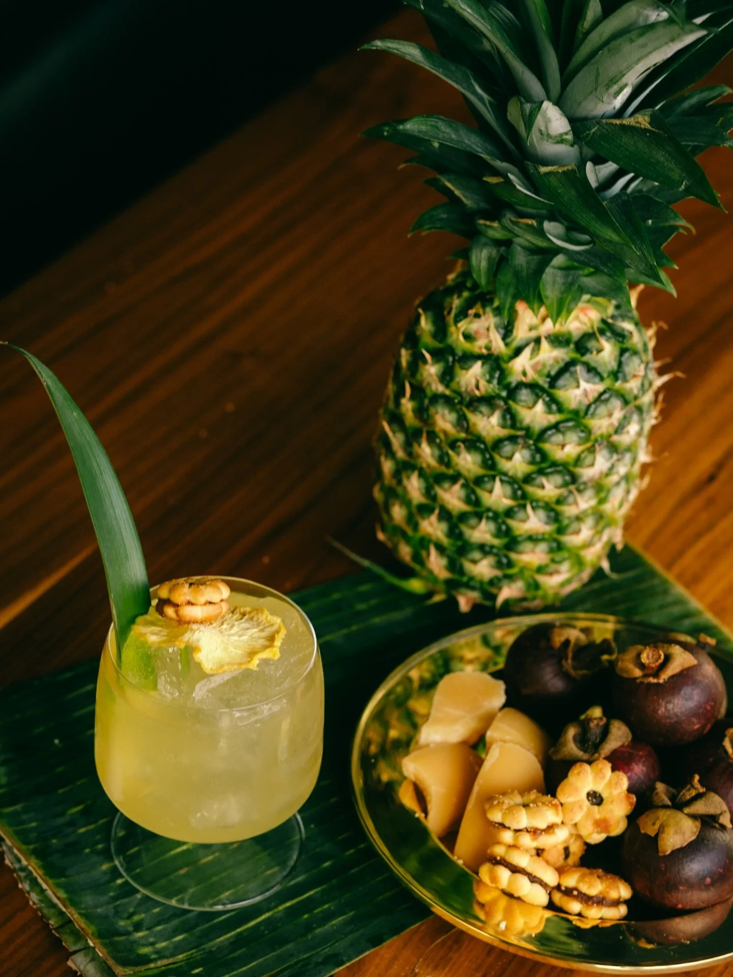 FUNK &amp; FERMENT 🍍✨

@banhezmezcalartesanal Destilado de Pi&ntilde;a + @planterayrum Pineapple with lemon, fermented mangosteen, and coconut palm&hellip; crowned with a Thai pineapple cookie. 🍪 

If you know, you know. 🇹🇭 
Thai children and adu