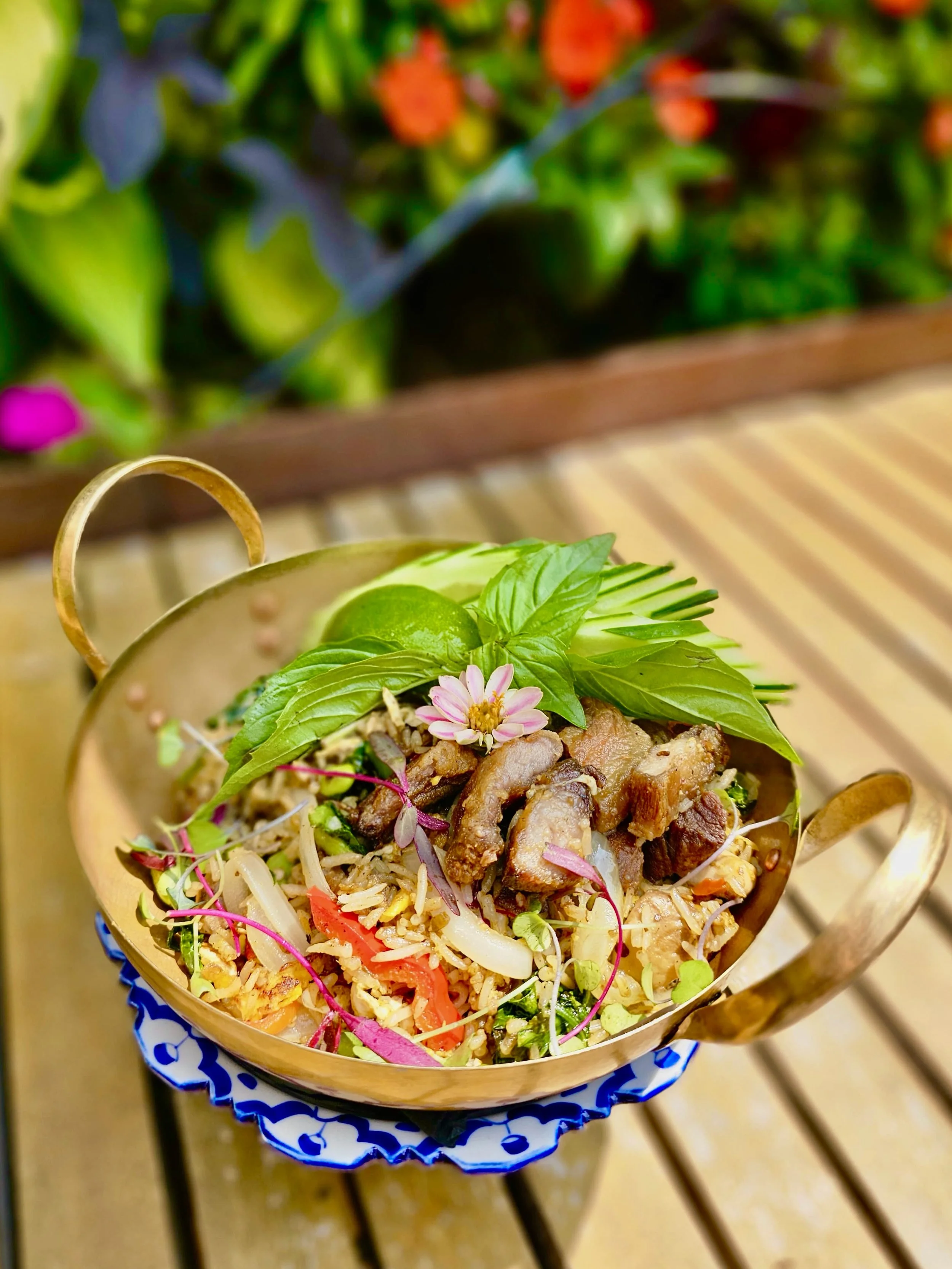 JOWL PORK GREEN CURRY FRIED RICE 💚🍚🔥

Green curry called&hellip; it wanted to be fried rice today. 😏

Fragrant green curry fried rice with crispy pork jowl, fresh Thai basil, gai lan, edamame, red bell peppers, onions, mushrooms, and egg. 🥬🌿🥚?