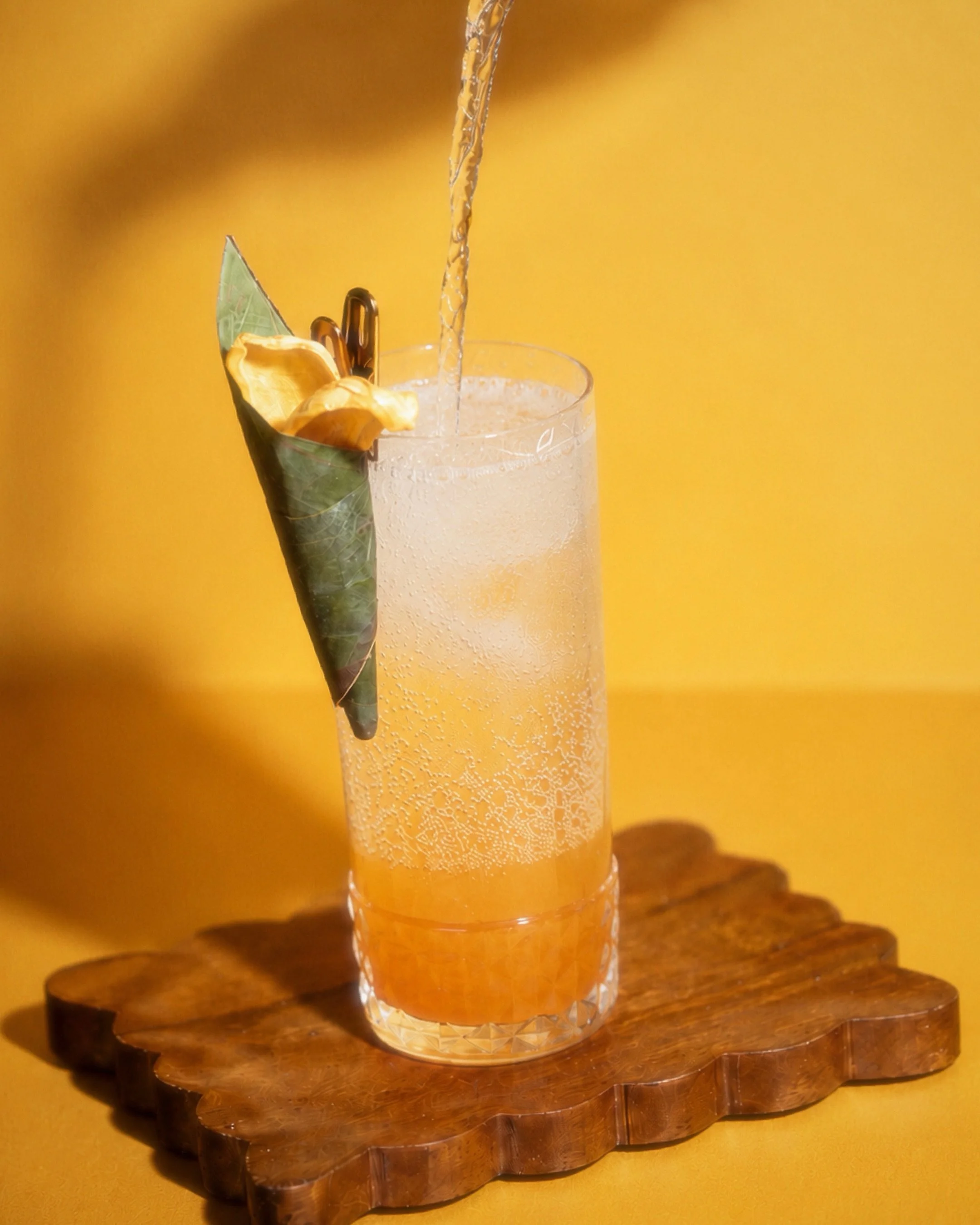 🧡 Plot twist: there&rsquo;s no booze in this.

Meet SPINEL&mdash;a gem known for its fiery color, and ours definitely understood the assignment&mdash;by Shelby Jade 🔥

Lyre&rsquo;s American Malt, BBQ jackfruit rub, Yuzuco, Demerara, and a Grippo&rs