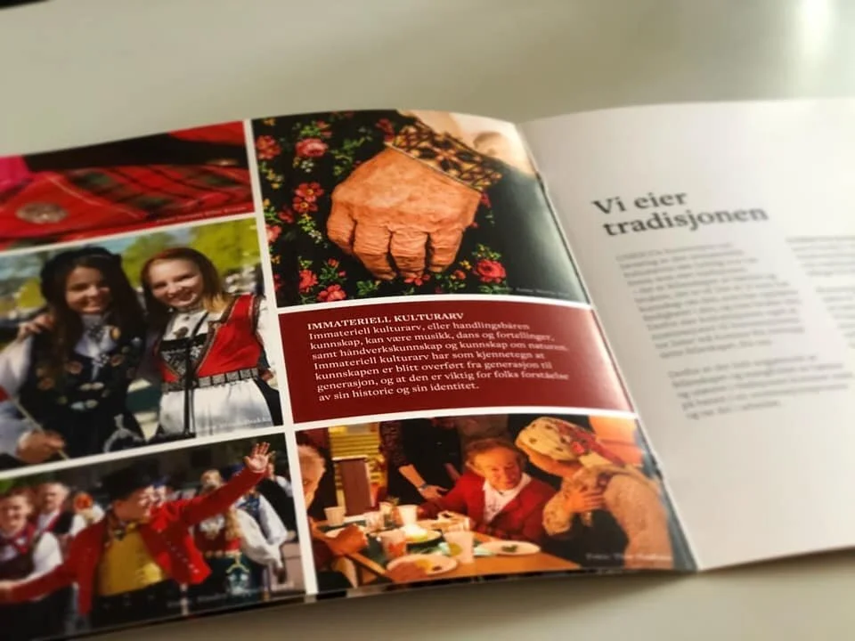 Glimt fra bunadbrosjyra. Du finner den her hvis du vil laste ned, eller du kan bestille på post@bunadbruk.no og få tilsendt.