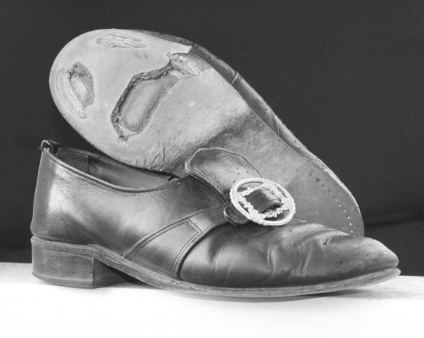 Et par godt brukte bunadsko kan fortelle om mange runder på dansegulvet. Foto: Svein Are Sirirud Vatnehol