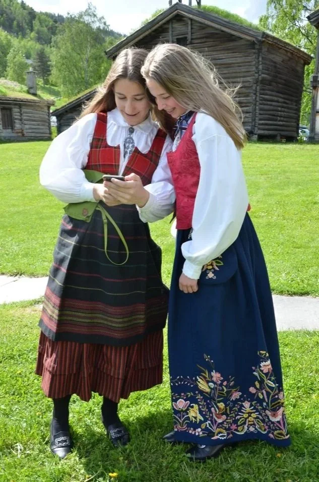 Nytt og gammalt. Mobilen er med, sjølv på dagar ikledd bunad. Foto: Torunn Elise Kveen