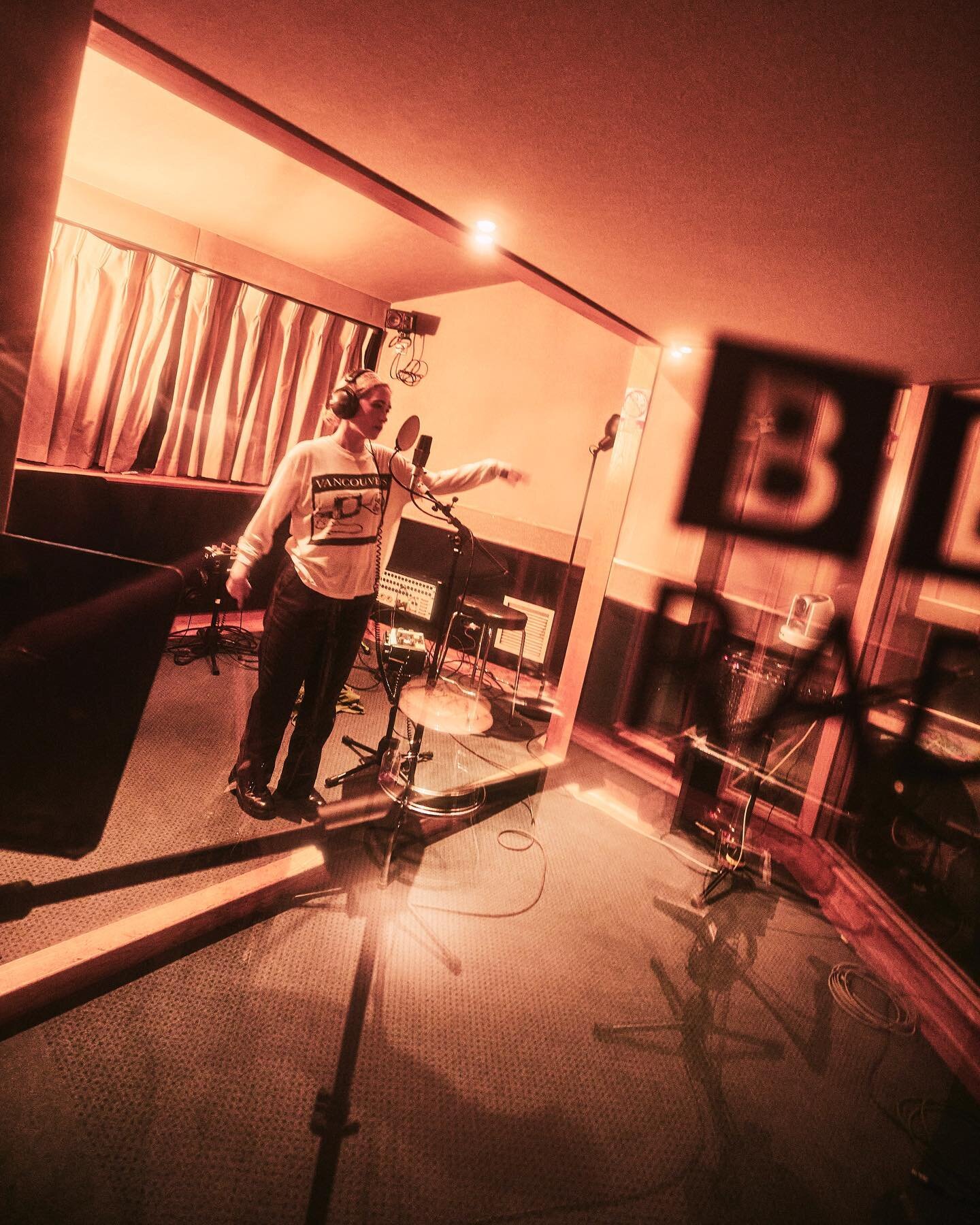 A trip to Maida Vale with @blondshell. Shooting in these studios has always been one for the list, and now it&rsquo;s one for the books. Thanks for an incredible year 🖤✨ #blondshell #maidavale