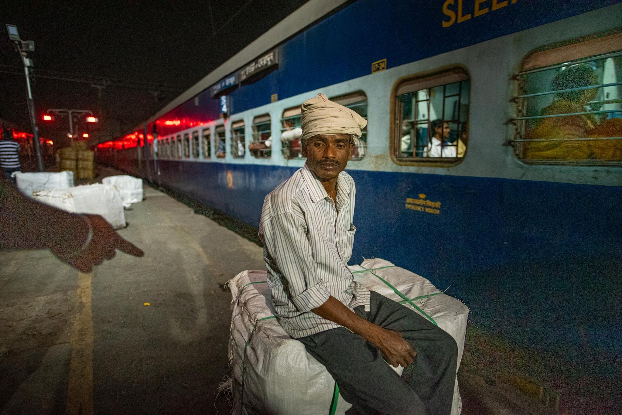 travel_gulio_cesare_grandi_indian_railway_train_0057.jpg