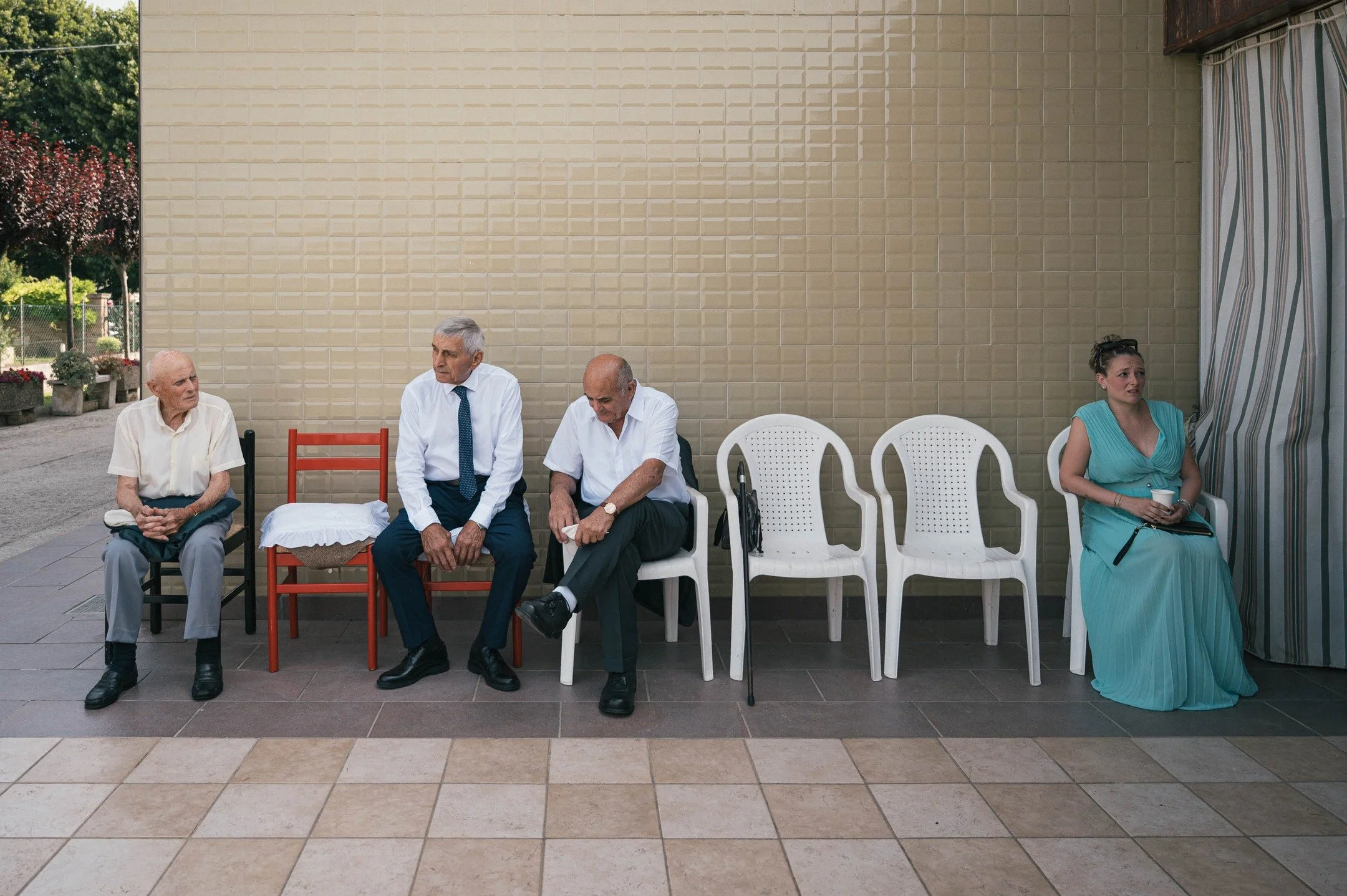 Da sempre ci dicono che sono i momenti semplici e genuini, apparentemente non momenti, a rimanere nella mente. E' proprio quando riprenderai la foto in mano che i ricordi si faranno vivi. Durante un matrimonio. Estate 2025.
.
.
.
.
.
.
.
.
.
.
.
#wed