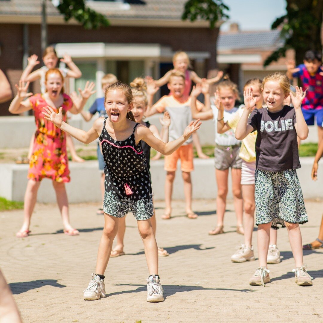 👑 Koningsdag staat weer voor de deur, en onze Qrabblaars kunnen niet wachten om jullie school op zijn kop te zetten! 🤸&zwj;♀️🤴
Zoeken jullie nog een leuke en creatieve invulling voor Koningsdag? Overweeg dan zeker een Qrabblaar om van deze dag een