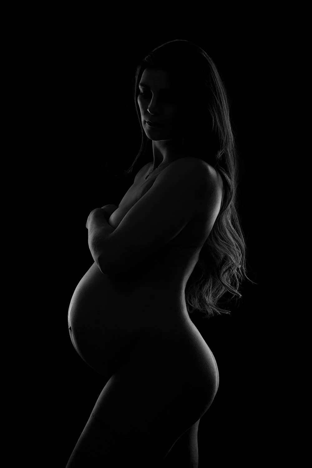 a black and white photo of a pregnant woman photographed during maternity photoshoot in Cheltenham, Gloucestershire