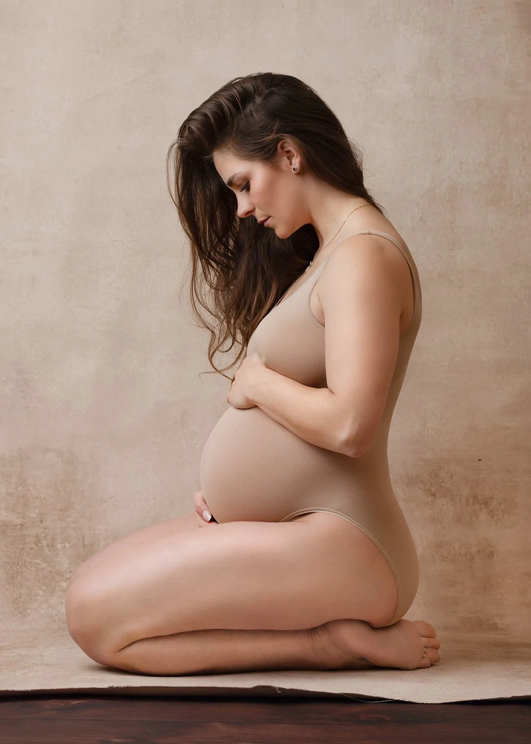 pregnant woman captured in an artistic way by Cheltenham maternity photographer Magda