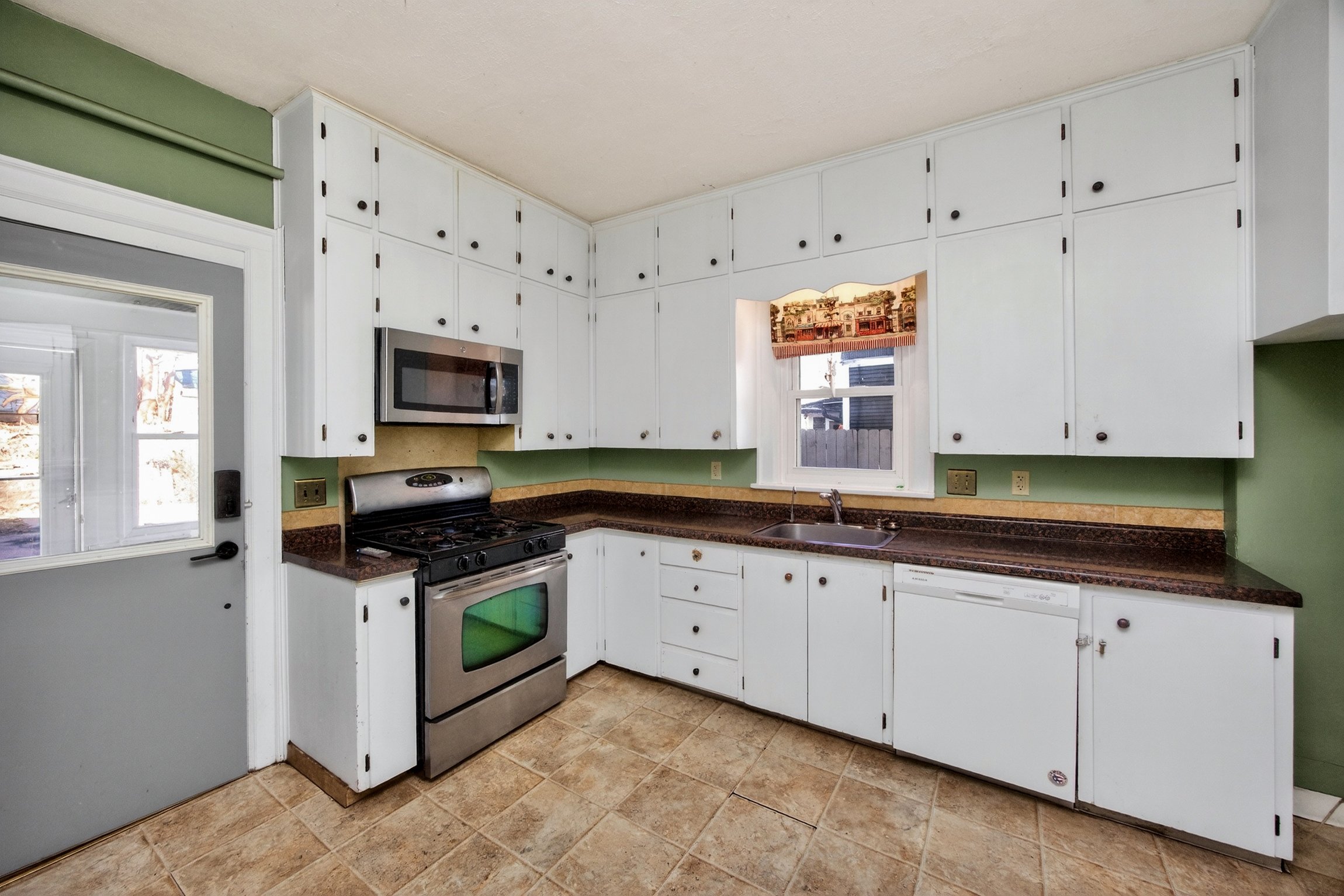 654 36th St-20.jpg