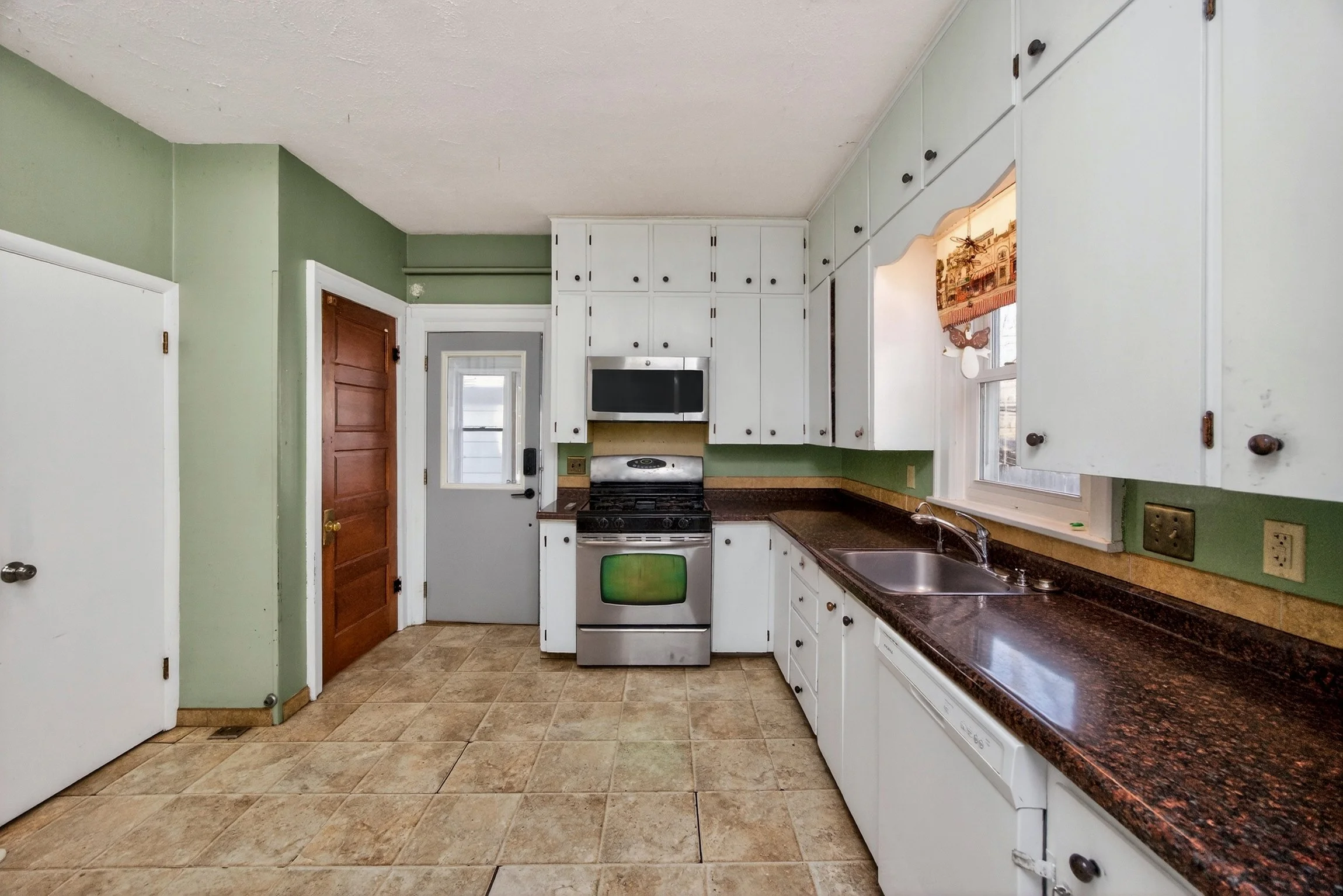 654 36th St-16.jpg