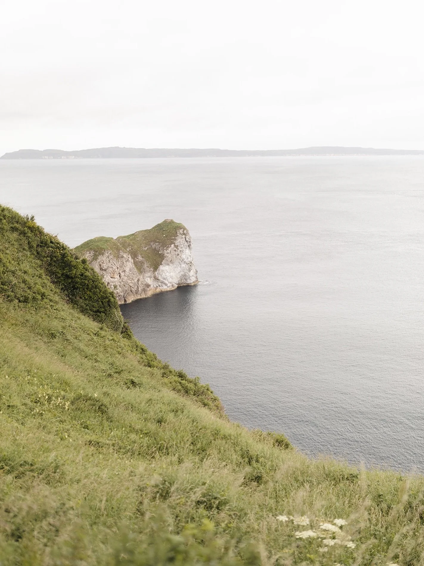 Rugged, moody, Irish landscapes as the backdrop for your engagement session. What could be more perfect 🍃 

#northcoastengagements #northcoastengagementsession #irishweddingphotographer #niweddings #kinbanecastle
