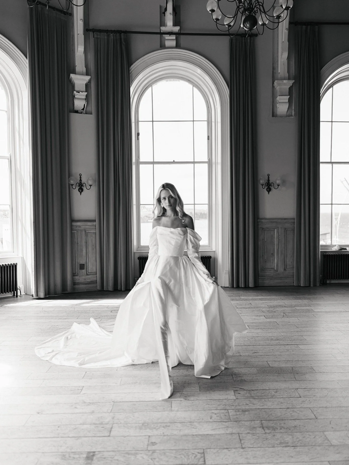 She&rsquo;s iconic 🤍 A moment from this gorgeous editorial featured in S&amp;P Weddings Magazine. Working alongside a complete dream team 

@megantheresecouture 
@ayana_bridal_ 
@farmgirlflorals 
@freyamarshall195 
@sandpweddings