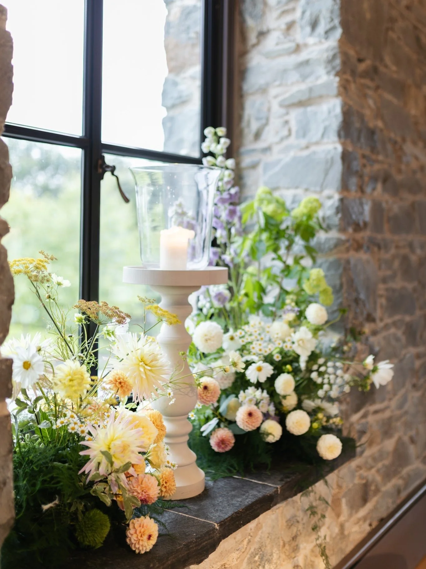 A moment for the florals by @originflowersni colourful works of art at every turn 

@originflowersni 
@thecarriagerooms