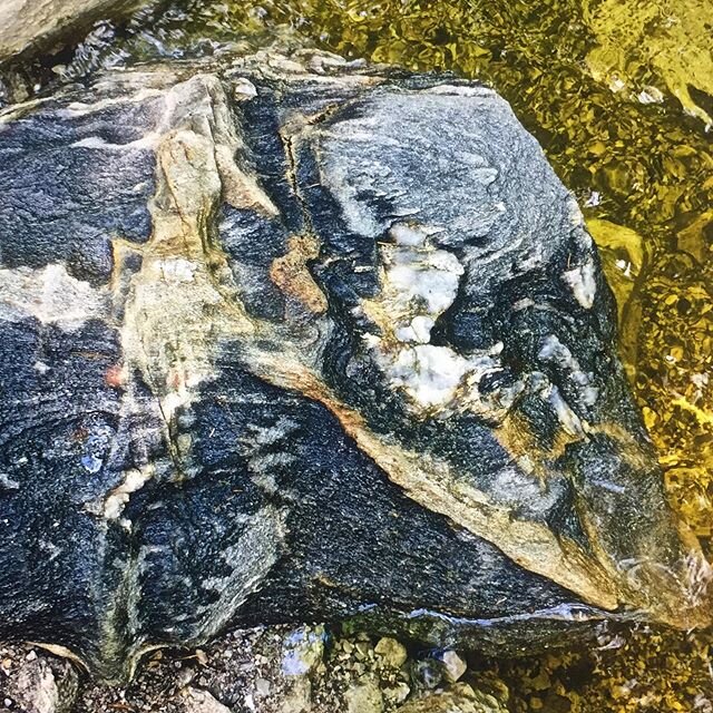 Golden water
#river #mountains #flow #outside #stone #joi #summer #art #photography