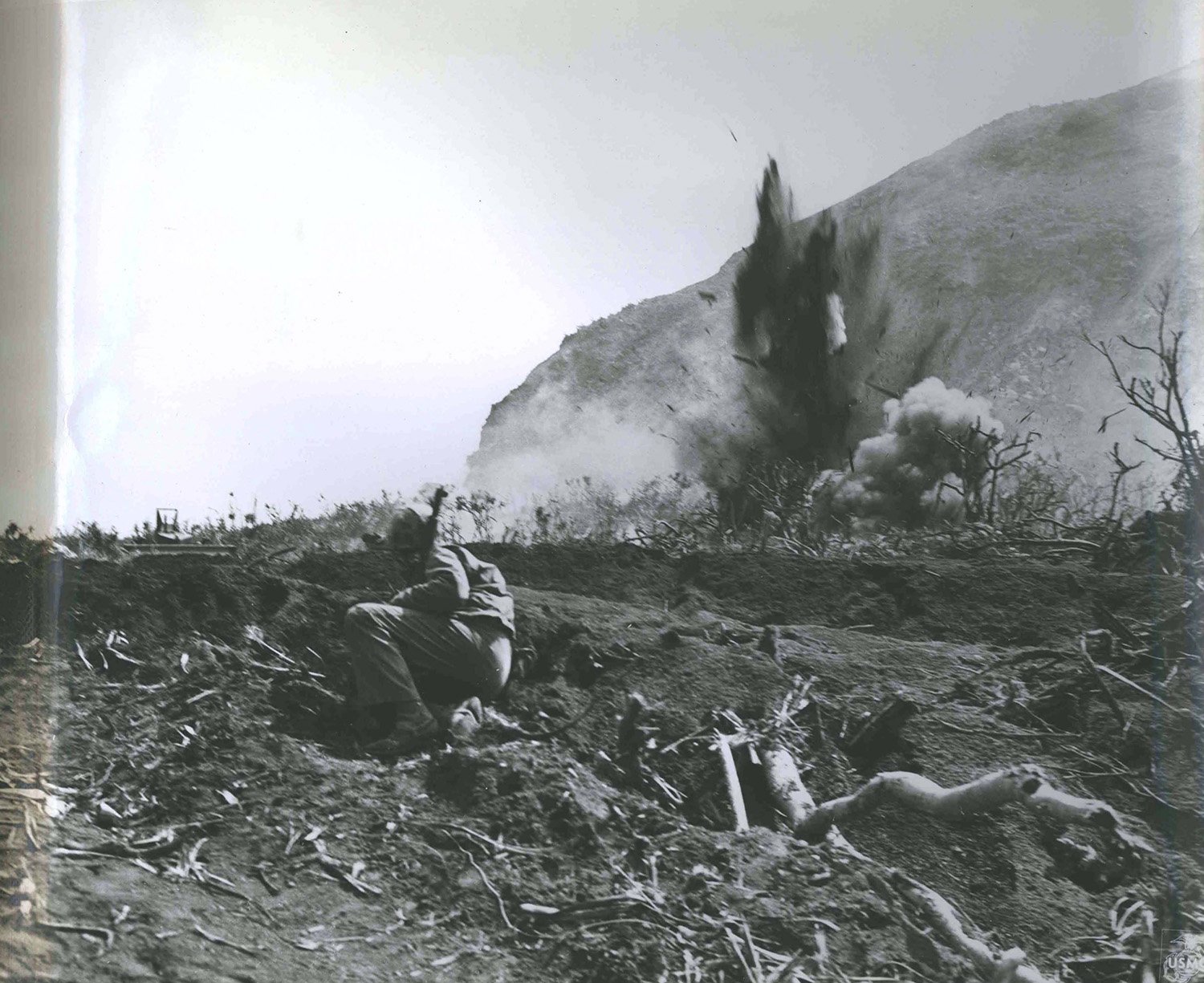 bomb-exploding-at-base-of-mt-suribachi-32607305.jpg