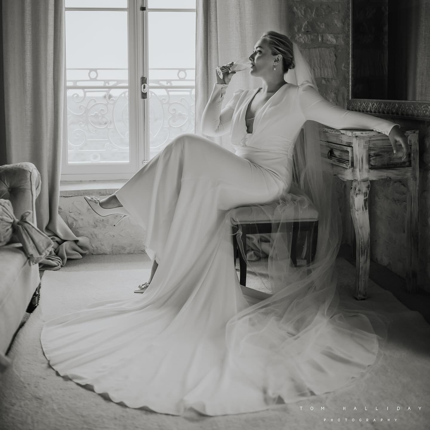 —- Nicole + Forde —-
This weekend was epic! I got to go back to the absolutely stunning no 3 The Chateau @restore_the_chateau just outside Cognac. Seriously guys what a venue!
And also what a couple! What a wedding! Thank you so much