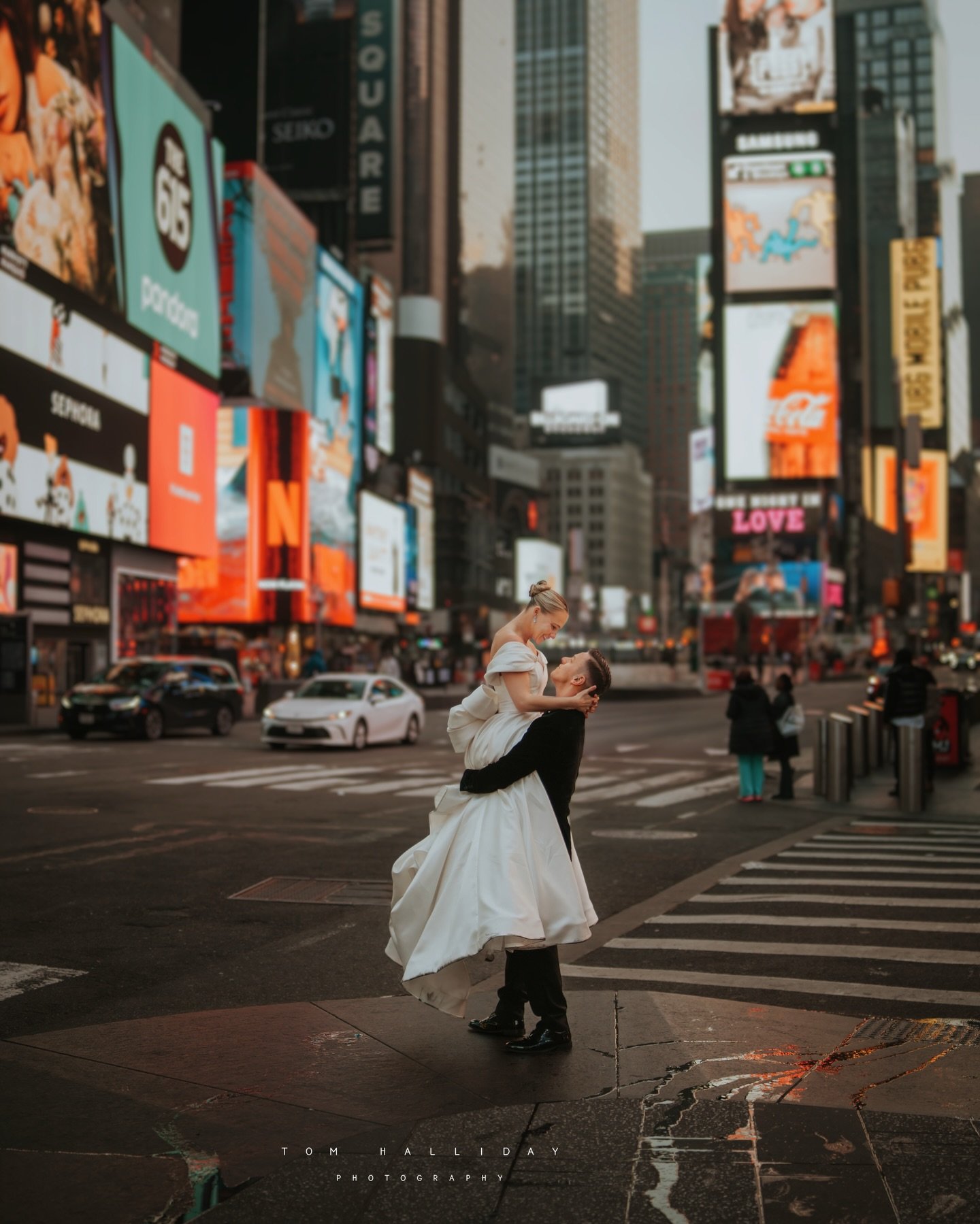 --- Billy + Emilie --- 

Early morning in Spring time NYC is pretty awesome ! 

Thanks again guys for having me be part of your day.. @iambilliam still can't believe your bloody amazing balancing skills, especially in slippy dress shoes 😅
🙌

#nycwe