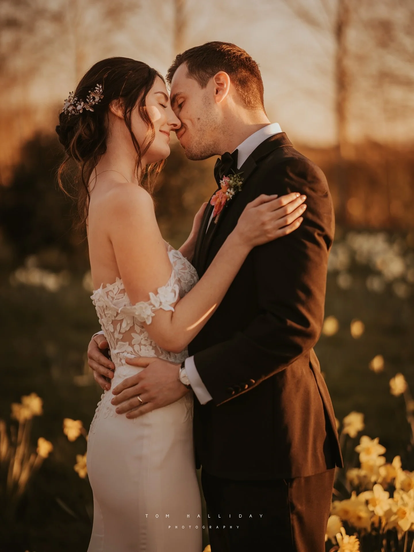 --- Joe + Anna --- 

Spring is here! What better venue is there for a spring wedding then @southfarmweddings 

Also you get to meet tiny bebe pigs! 

Shot on @sonyalpha @sony.unitedkingdom and @samyanglensglobal 

Makeup @makeupby__erin 
Hair @claire