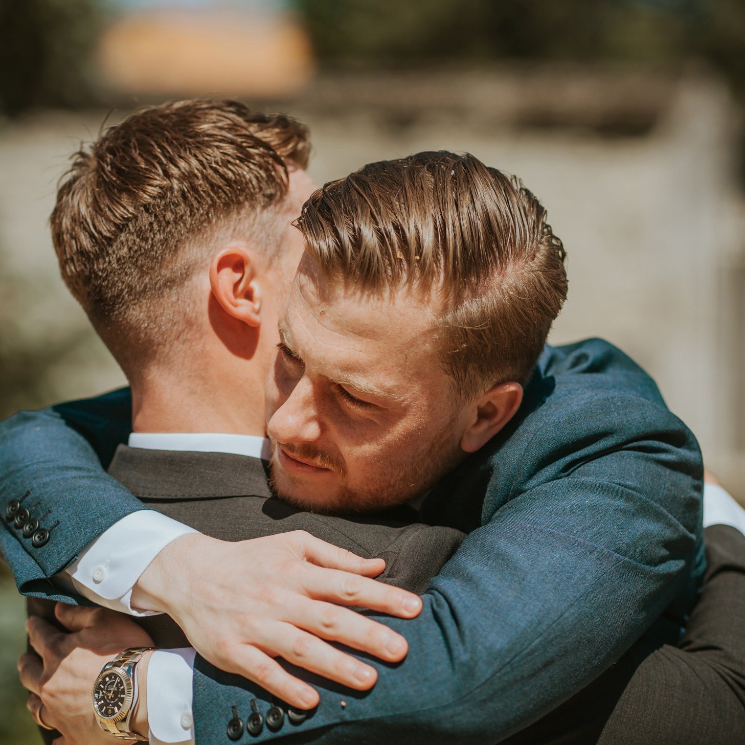groom-wedding-france-bordeaux-hug.jpg