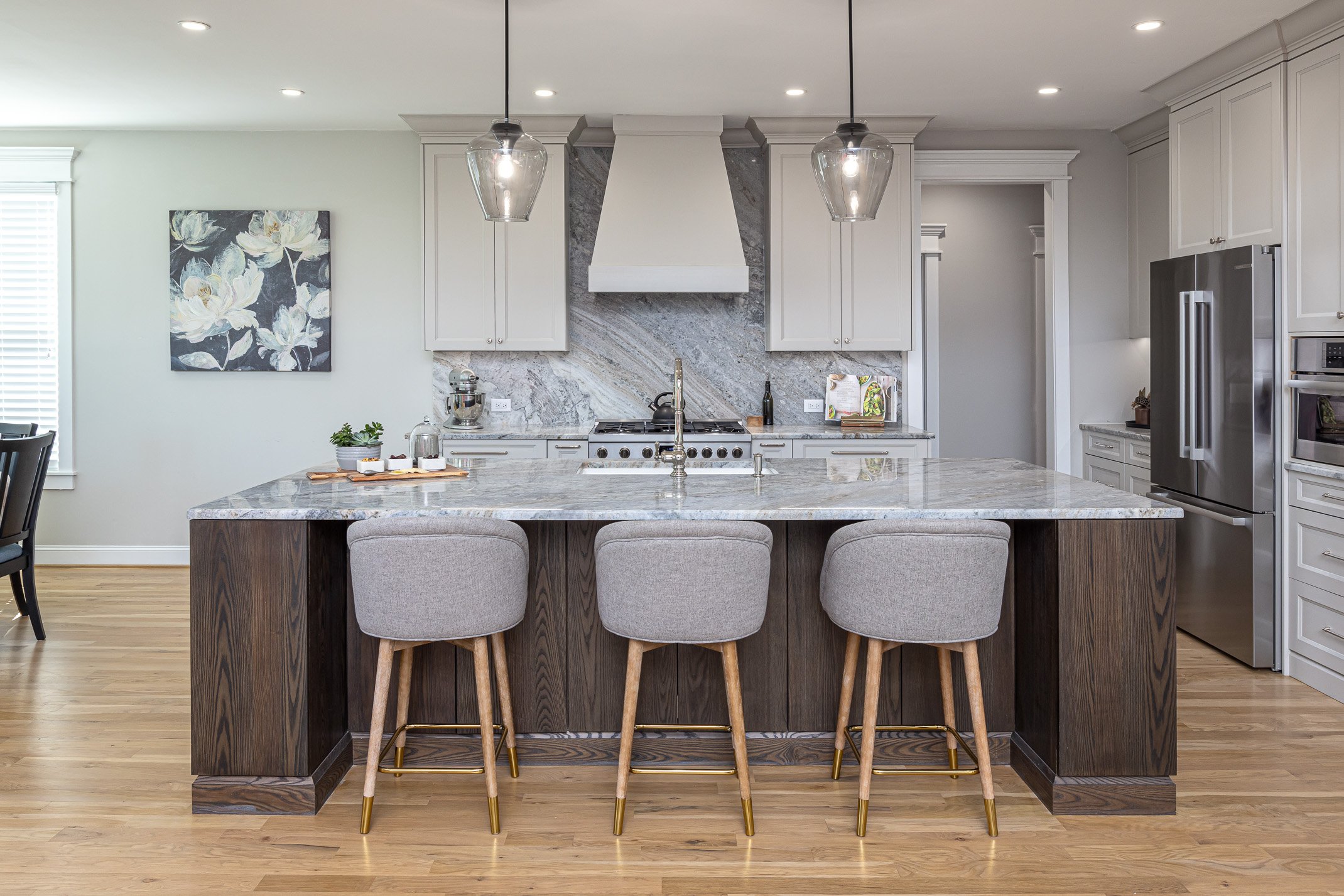 A stunning new home construction kitchen design and build that was custom-tailored for our design team member, Brandy, and her young family.
This kitchen is a testament to the perfect blend of spaciousness and functionality, catering to individuals