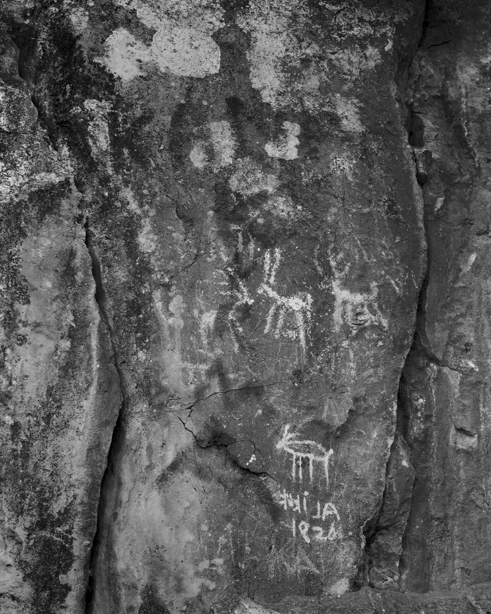  Rock art was identified on a rock outcrop in the southwest part of the Yaraşlı Plain, between the modern Turkish villages of Sazak and Kocapınar. Next to modern graffiti, five schematic animal depictions were registered in total, which most likely r