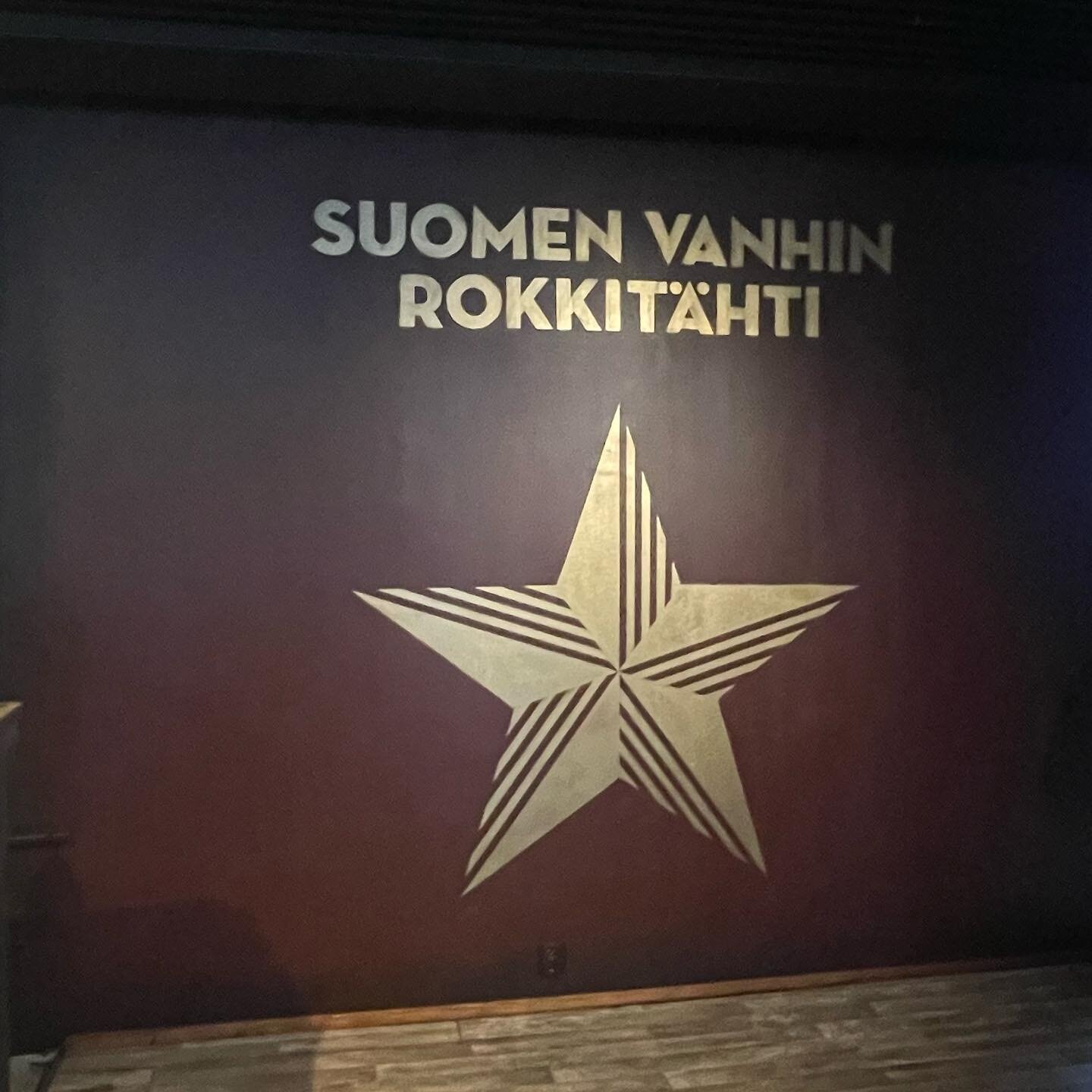 Maalaamani Suomen vanhin rokkit&auml;hti ⭐️ p&auml;&auml;si aitiopaikalle uuteen  @rockhotelsalo rokkibaariin 
🎸🔥

#jallu #jaloviina #yhdent&auml;hden #rockhotelsalo #ruusaartandproduction #commissionpainting