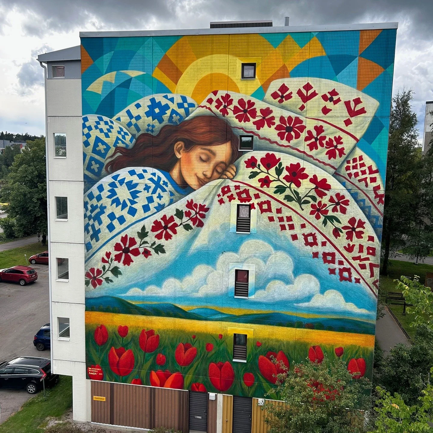 💛 Feels Like Home 💛
Elokuussa valmistui muraaliteos Espoon keskukseen.

Sain olla mukana toteuttamassa Feels Like Home -teosta taiteilijana, joka maalasi teoksen. Kuva-aiheen suunnittelivat espoolainen Siri Kaskeala @sirikaskeala ja ukrainalainen I