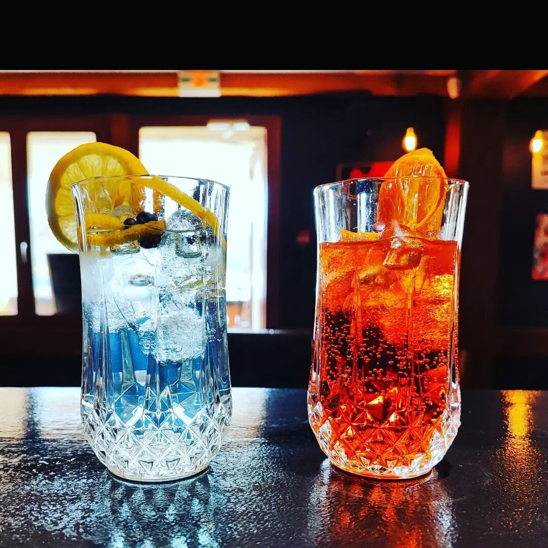 Chez Feodor on d&eacute;veloppe notre carte de cocktail ☀️🍹🍸#hautjura #cocktails #mountain #jura #nyon #paysdegex #juratourisme #apero #spritz #gintonic
#retro