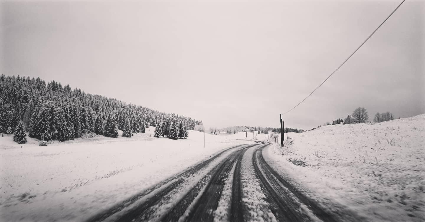 Premi&egrave;re neige ❄️

#hautjura #feodor #frenchsmokerbbq #snow #firstsnowfall #snowfall #neige #microbrasserie #microbrewery #montagnesdujura #mountainlife #juratourisme #pulledmeat