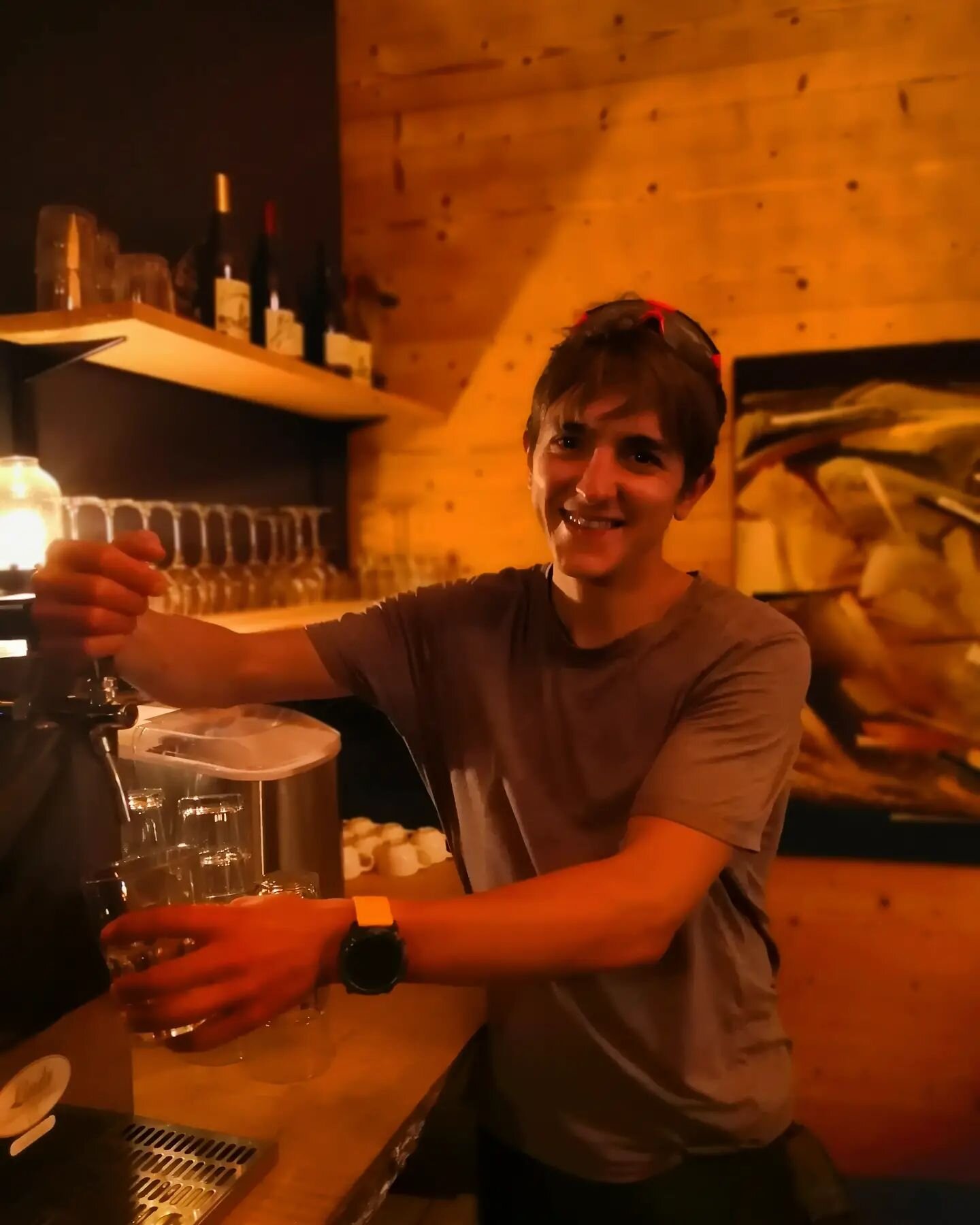 La team s'agrandit, nouveau barman chez Feodor ✌️🤸🏃😁
@xavierthevenard

#trailrunning #mountainlovers #mountainlife #feodor #hautjura #jura #smokehouse #microbrasserie #burger #cuissonlente #slowcooking #hautjurasaintclaude #montagnesdujura