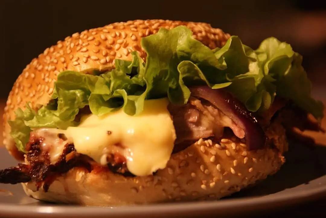 Le Mont d'or est de retour, notre GOOD SPIRIT aussi 😋😋😋 ! Burger porc du Jura effiloch&eacute; apr&egrave;s 9h de cuisson lente et indirect au fumoir, bi&egrave;re bio brass&eacute;e par nos soins, Mont-d'or, oignons caram&eacute;lis&eacute;s au s