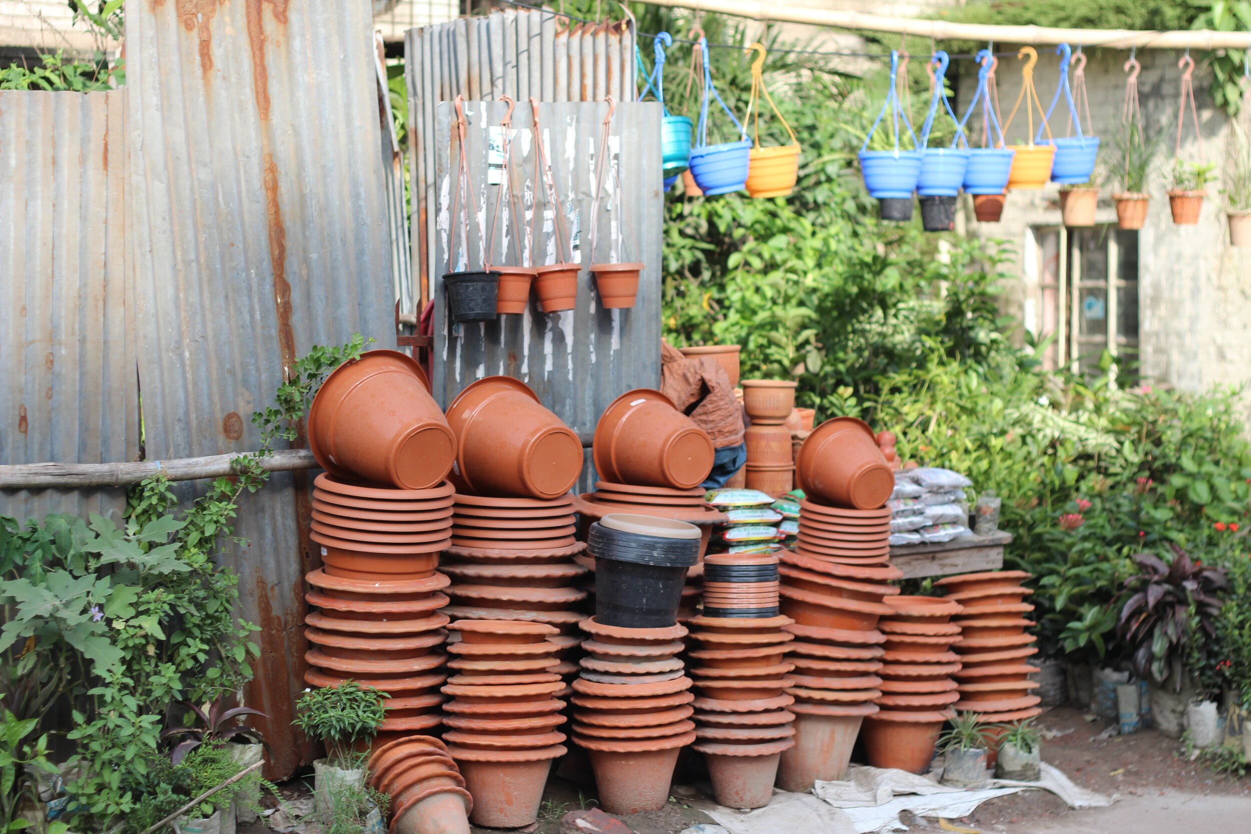 stack-of-clay-pots-beside-tin-roof-981615.jpg