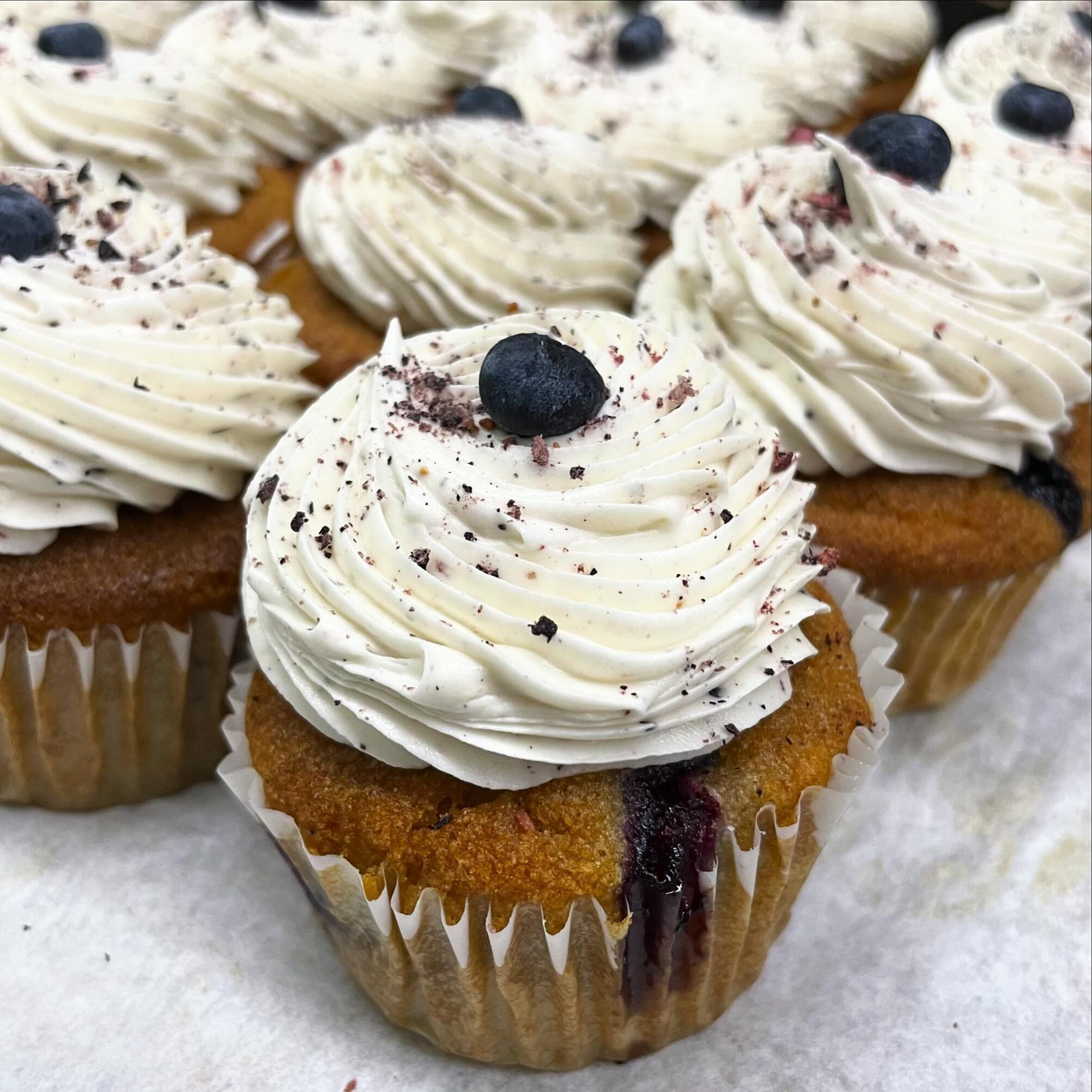 🧁 March Cupcake 🧁 Blueberry Lemon Cupcake. A blueberry vanilla cupcake topped with lemon blueberry frost 🍋🫐 

#vegan #glutenfree