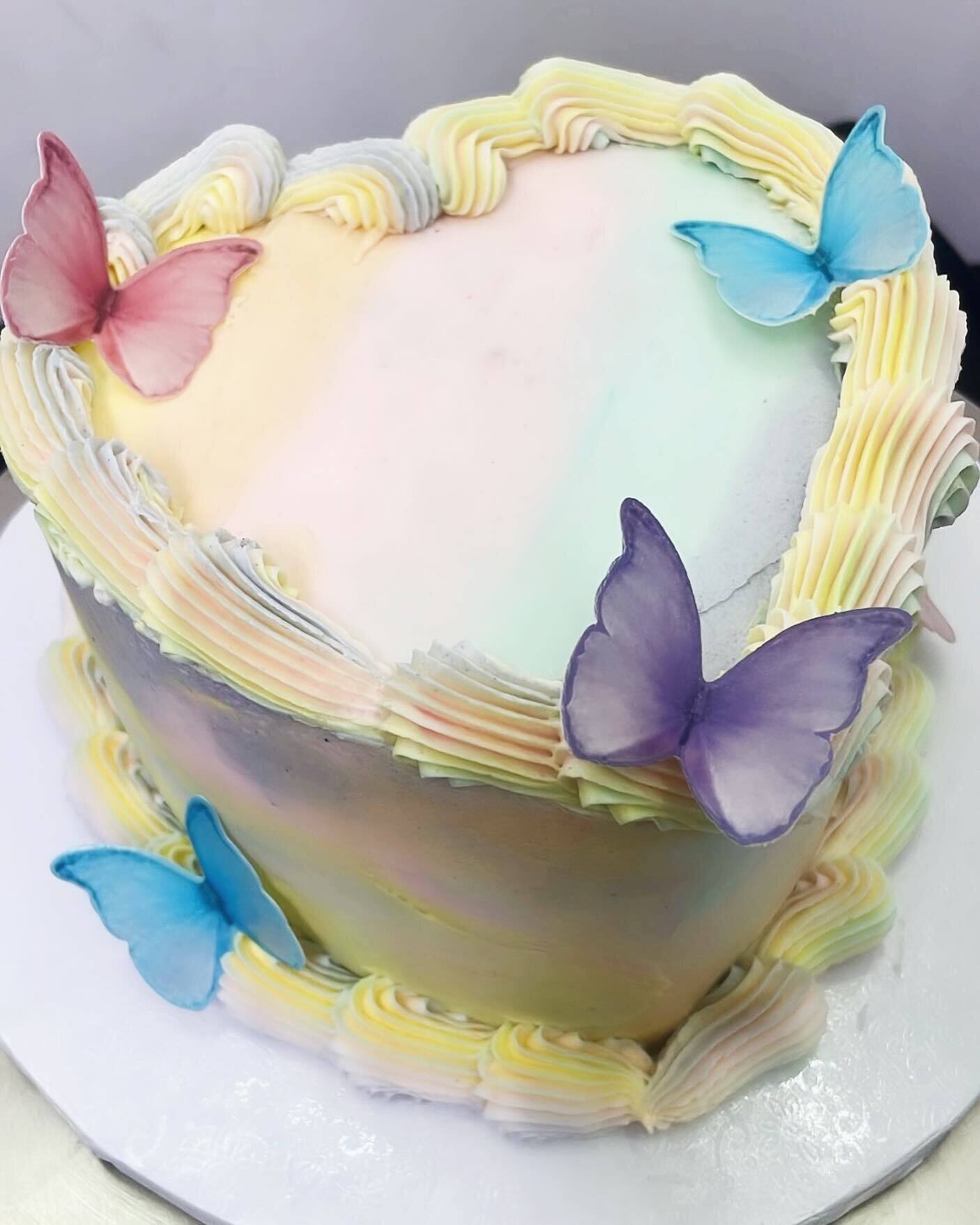 A custom heart shaped faded pastel rainbow cake with edible butterflies 🎂🦋 

For all cake inquiries please fill out our contact form in our website 🔗 in bio 💕

#vegan #glutenfree