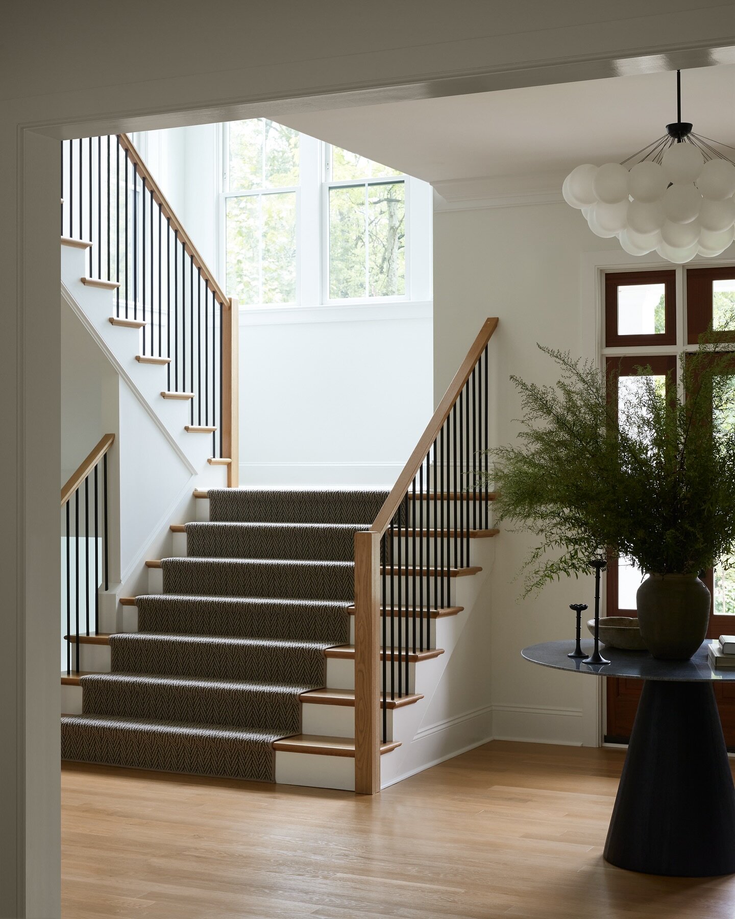 foyer by @far_studio_

#farstudio

#philadelphia #philadelphiainteriordesign #mainline #mainlineinteriordesign #philadelphiainteriordesigner #foyer #interiordesign #foyerdecor #interiordesigner #palmbeachinteriors #nycinteriordesign 

design @f