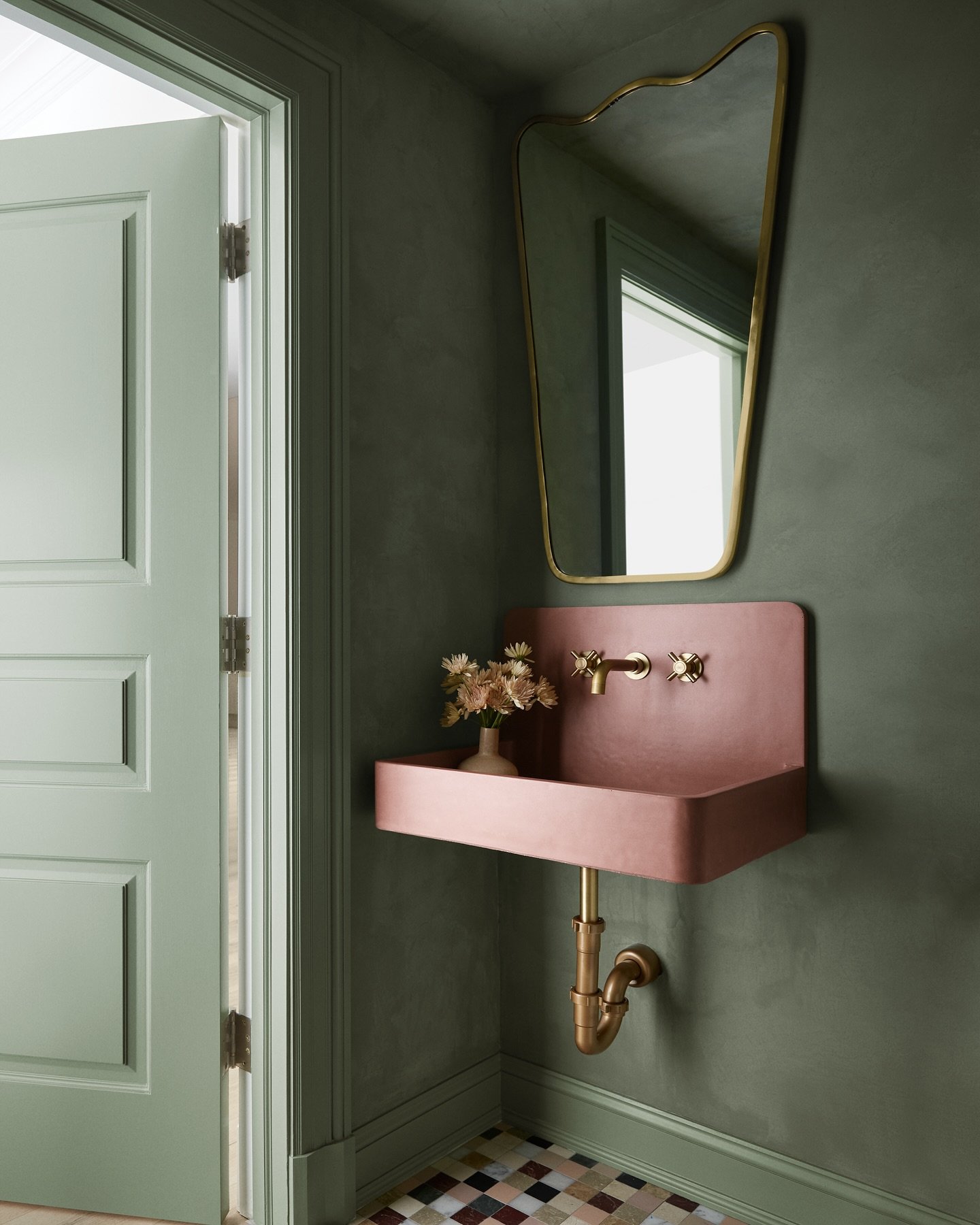 powder room by @far_studio_

#farstudio

#philadelphia #philadelphiainteriordesign #mainline #mainlineinteriordesign #philadelphiainteriordesigner #bathroomdesign #interiordesign #powderoom #interiordesigner #palmbeachinteriors #nycinteriordesign