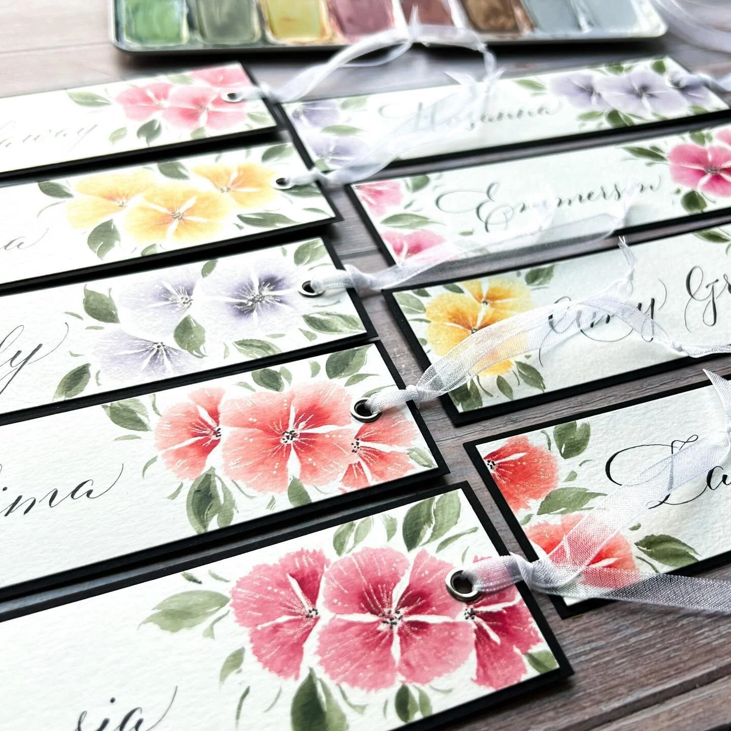 Classic wedge-brush floral bookmarks for some classy precious girls 💐🩷☺️ ⁣
⁣
#watercolorflowers #wedgebrushflorals #bookmarkshandmade #moderncalligraphy #floralwatercolor #paintingflowers