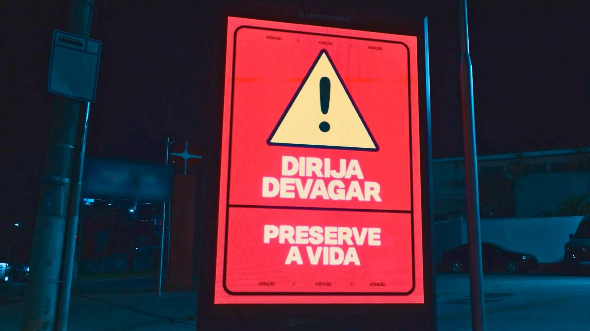 SLOW DOWN BILLBOARD - ELETROMÍDIA