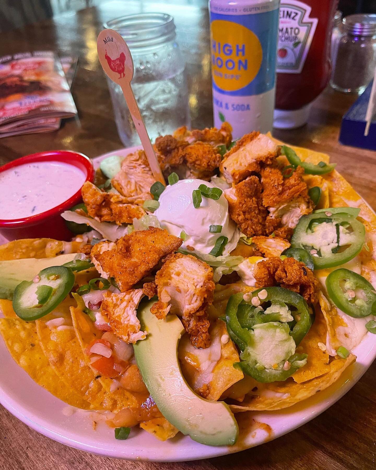 @murfreesborotneats says Nachos make Mondays better&hellip;
But honestly what day do they NOT make better?! 🔥

Especially when they&rsquo;re paired with a @highnoonsunsips 🤩 #summervibes 

📸: @murfreesborotneats