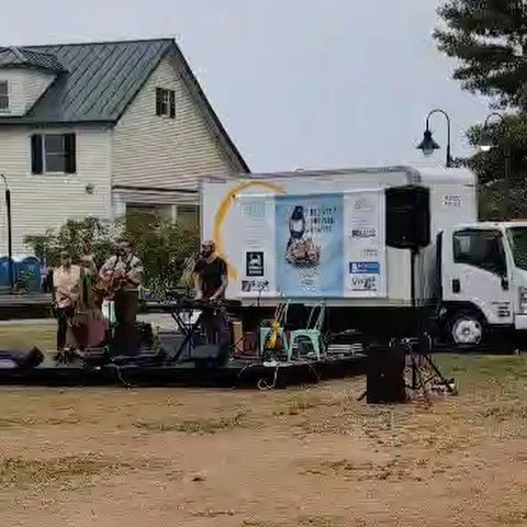 It was such a treat to play for all of these folks at @belfastsummernightsast on Thursday. Playing mostly original material and having folks clap after every song makes my heart swell. 

📽️ @hannahjenkinsphoto 
📸 my mom