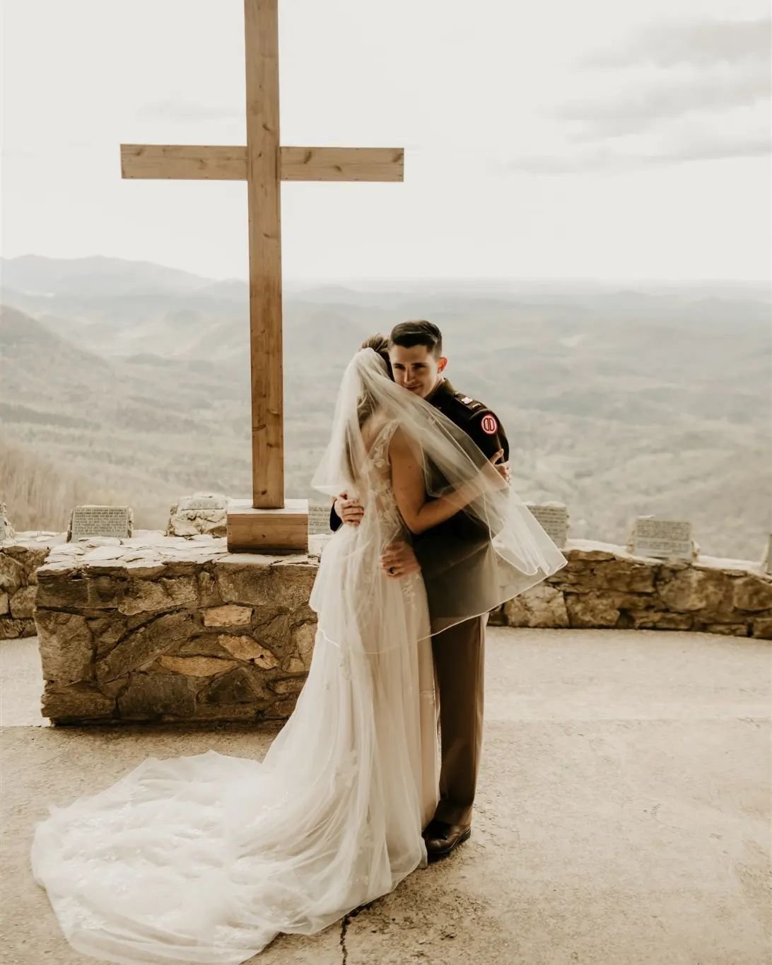 Logan &amp; Bailey shared their first dance as a married couple right after their vow exchange 🥹
It was so deeply beautiful and memorable at the top of the blue ridge mountains of SC 🫶🏽

Venue @ymcaprettyplace 

Clt wedding photographer 
Clt weddi