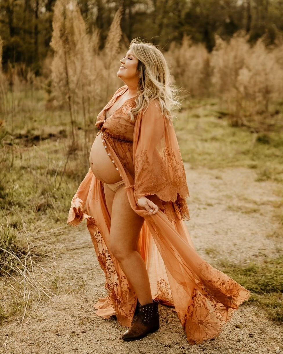 I'm truly in love with this new gown 😍
Anyone else?! 

Entering motherhood is such a beautiful thing to remember 💗 

#ashevilleweddingphotographer&nbsp; #blowingrockweddingphotographer
#charlottenorthcarolina #charlottephotographer #concordweddingp