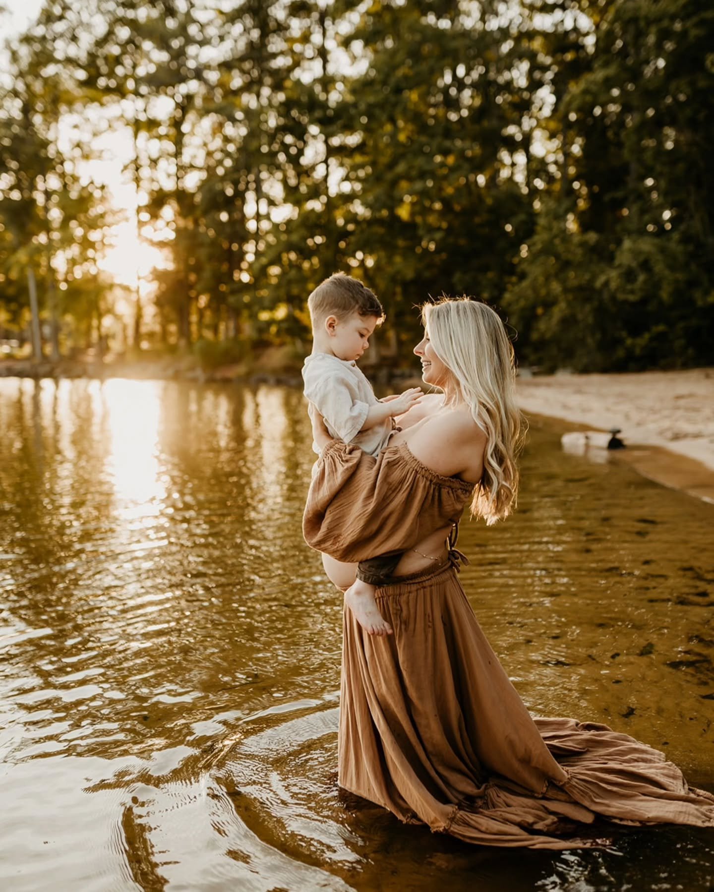 I love my job for moments like these - capturing families' happiness in everyday moments, free from distractions, and fully present. No screens, work, or obligations - just pure love ❤️ 

Maternity clt photographer newborn photographer 
Charlotte new