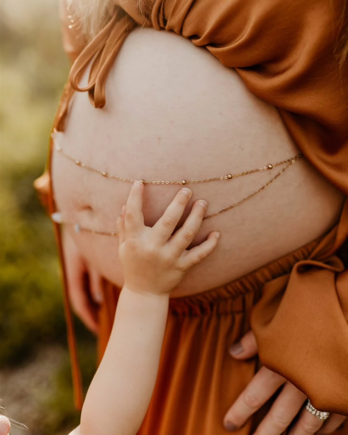 Golden hour glow + the beauty of motherhood 🌞✨

This session was full of soft light, golden warmth, and quiet anticipation. There's something so sacred about documenting this season&mdash;when a family is on the edge of meeting someone who will chan