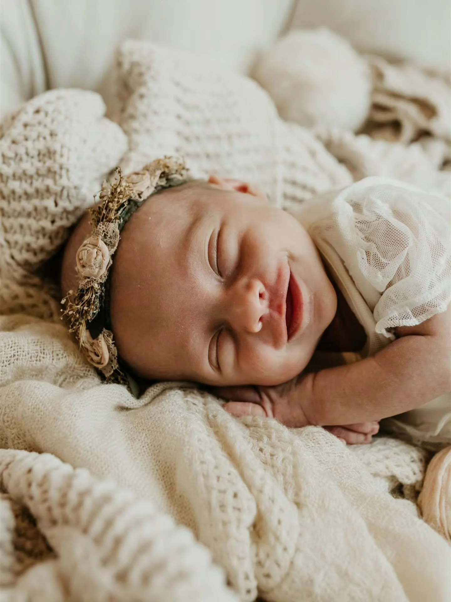 Newborn smiles are so rare to catch on camera, but oh my goodness&hellip; when they do happen, it&rsquo;s the sweetest thing ever. 🥹