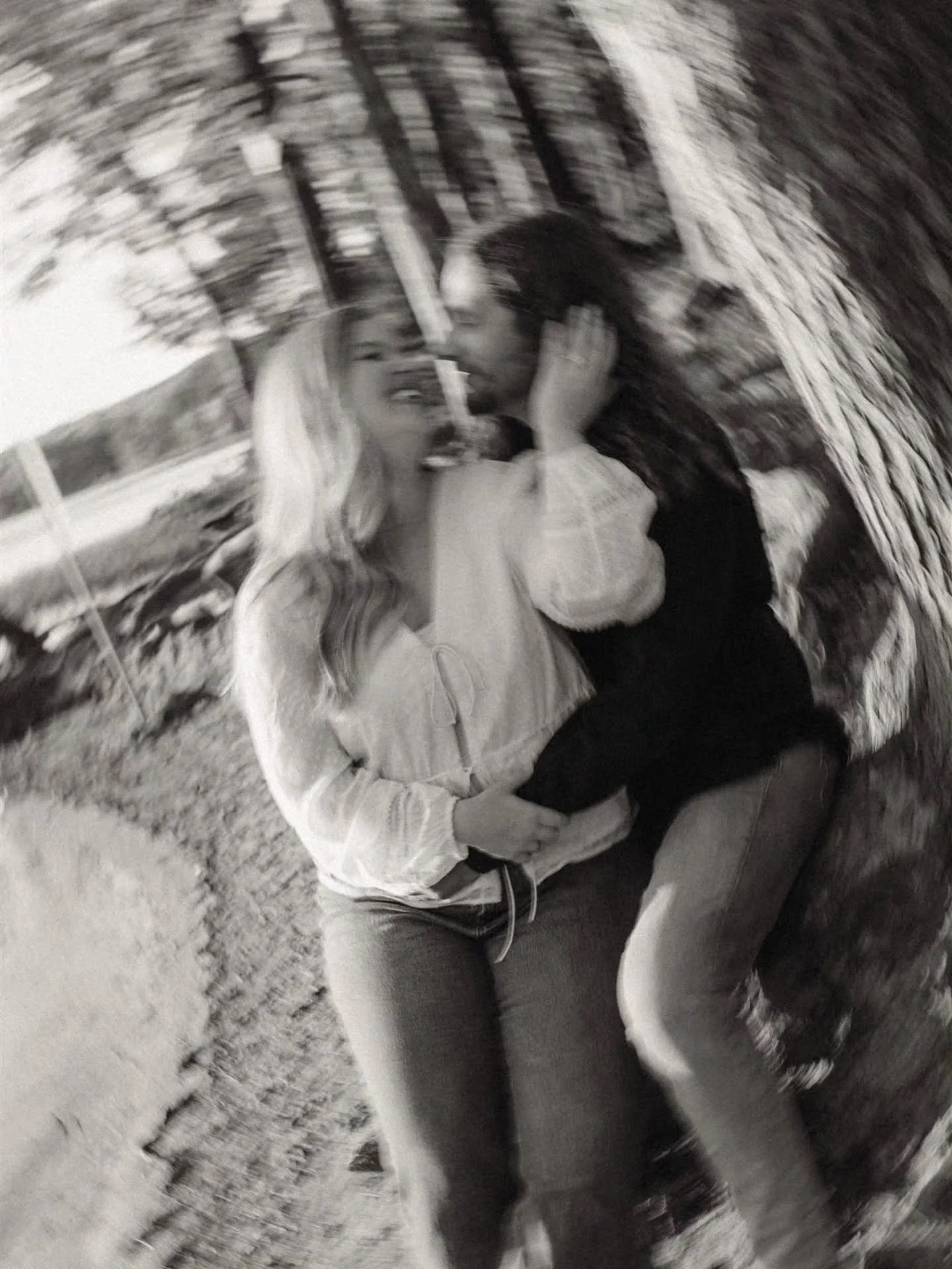 These two are officially engaged! 💍
Their love honestly feels like such a fun adventure &mdash; the kind that&rsquo;s easy and full of laughter. We spent the evening exploring by the lake, getting our feet a little wet, and catching that golden ligh